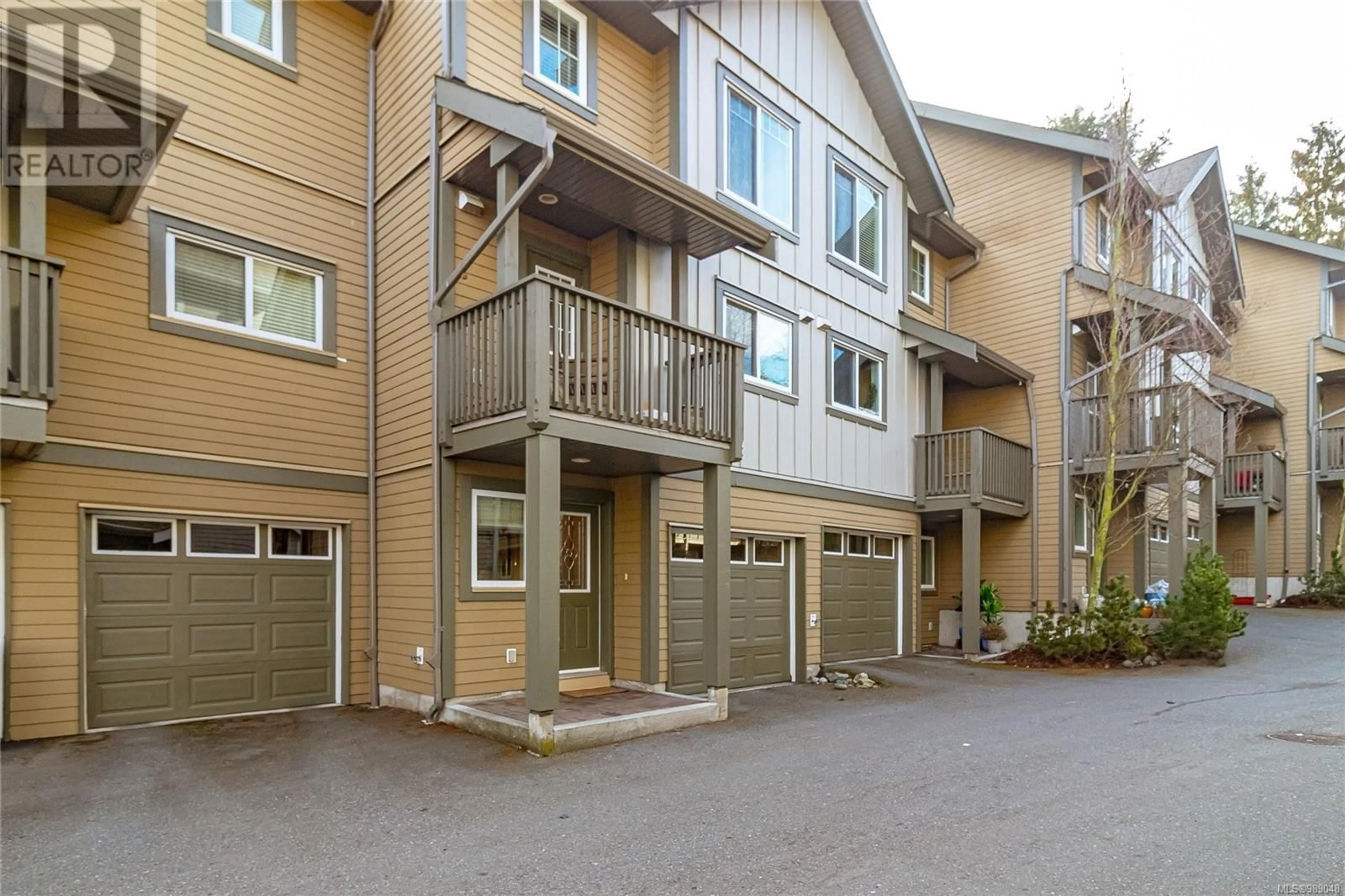 Patio, street for 10 1405 Mallek Cres, Victoria British Columbia V8T0A3