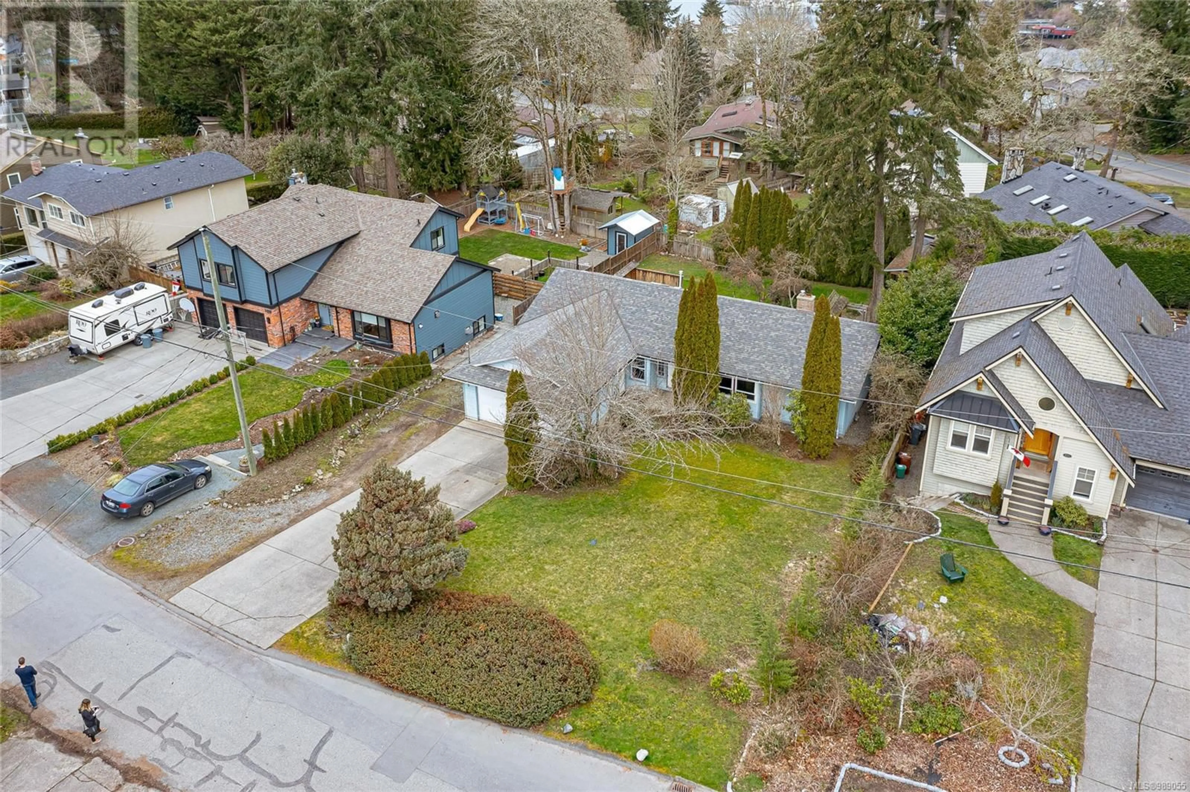 A pic from outside/outdoor area/front of a property/back of a property/a pic from drone, street for 872 BRENTWOOD HEIGHTS, Central Saanich British Columbia V8M1A8