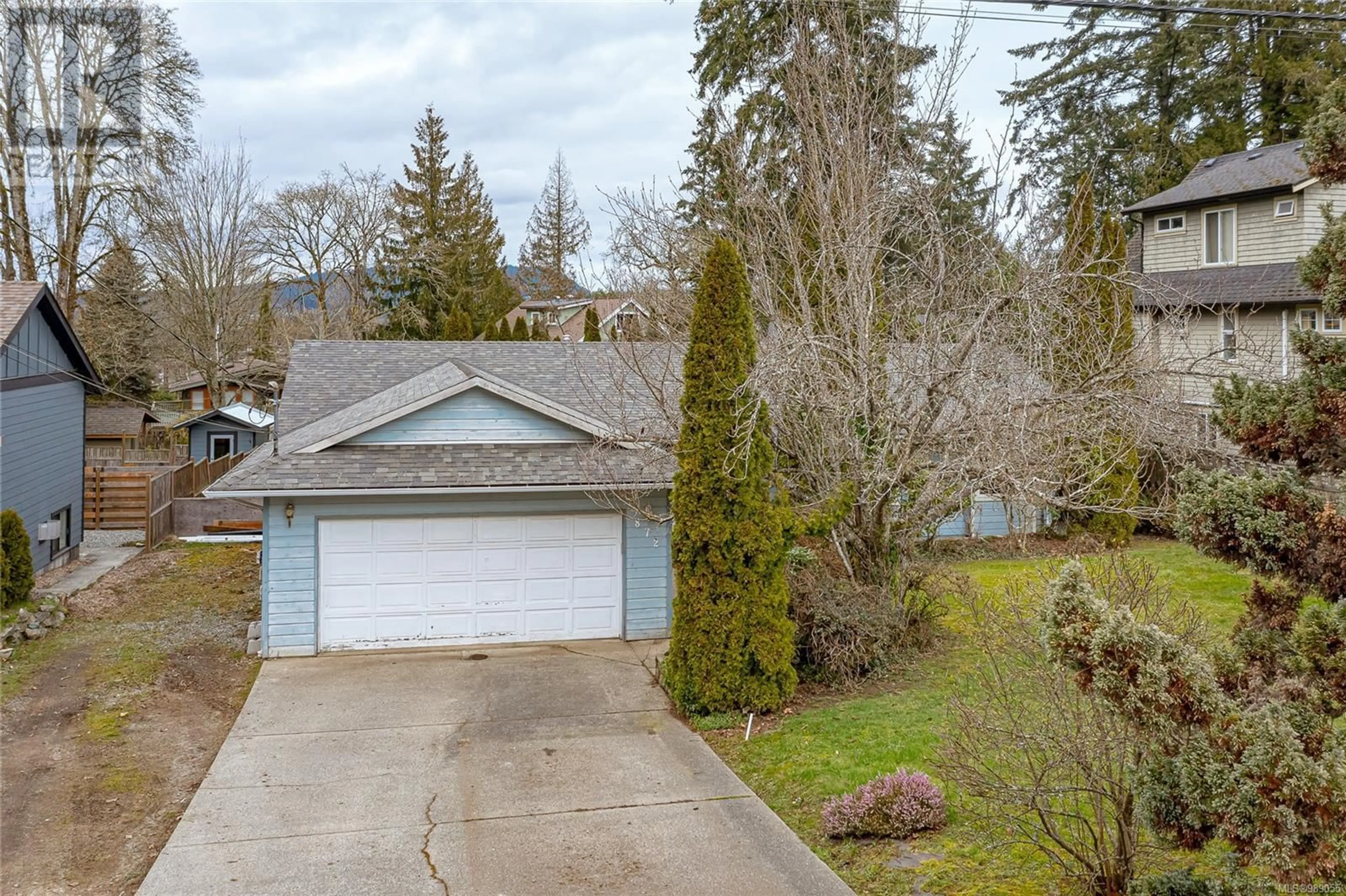 A pic from outside/outdoor area/front of a property/back of a property/a pic from drone, street for 872 BRENTWOOD HEIGHTS, Central Saanich British Columbia V8M1A8