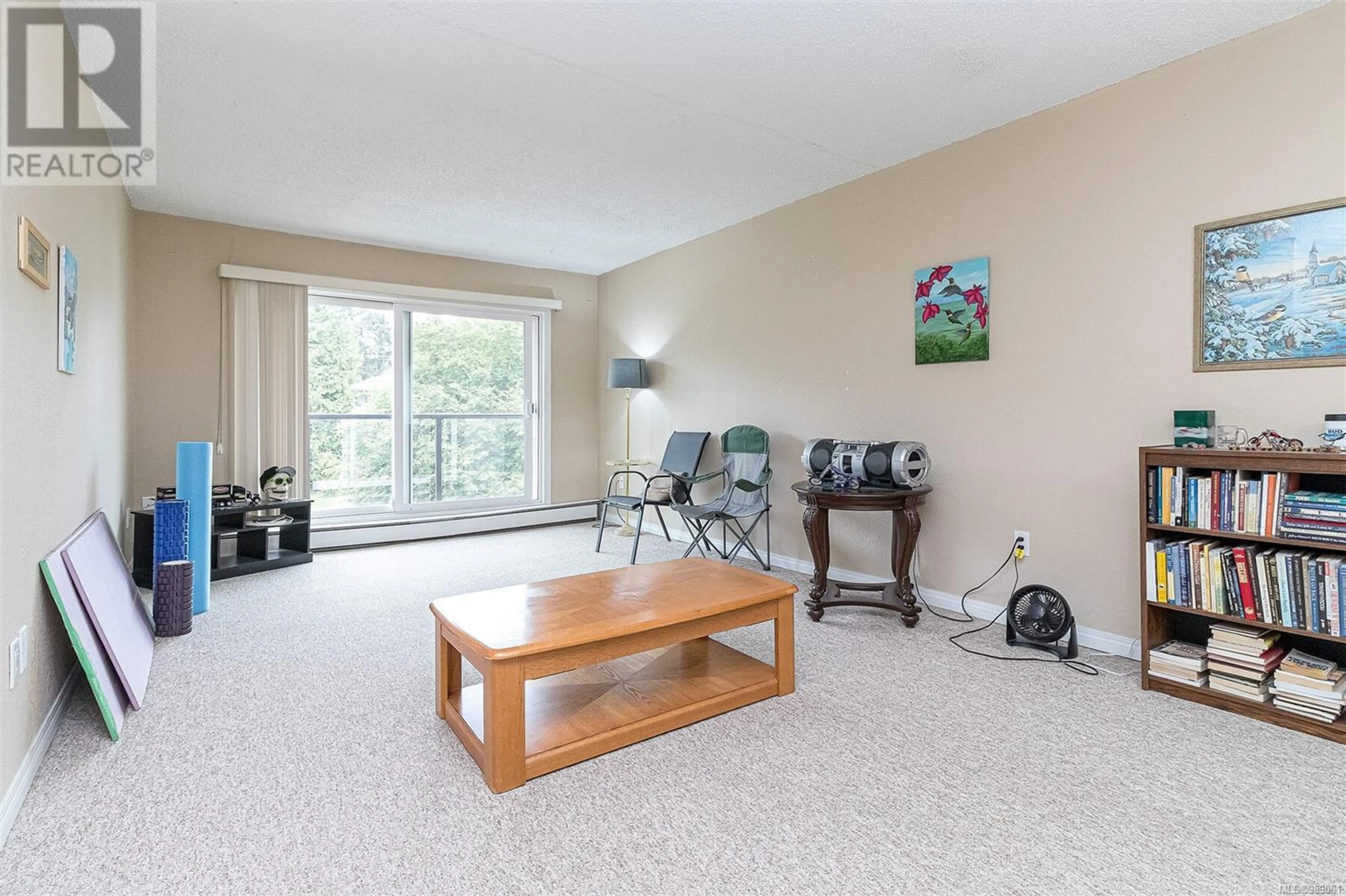 Living room with furniture, carpet floor for 402 218 Bayview Ave, Ladysmith British Columbia V9G1S8