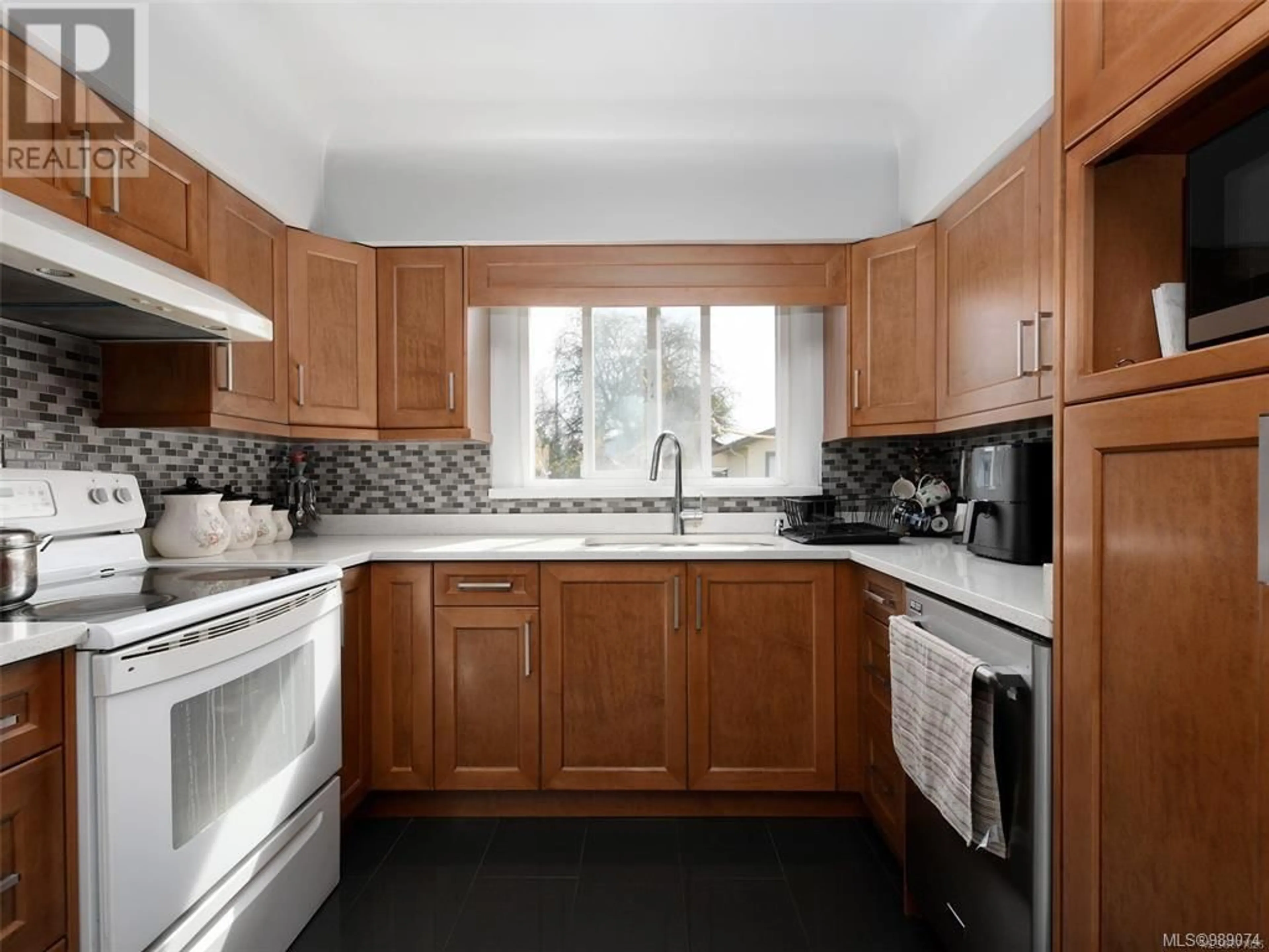 Standard kitchen, ceramic/tile floor for 85 Battleford Ave, Saanich British Columbia V8Z1K5