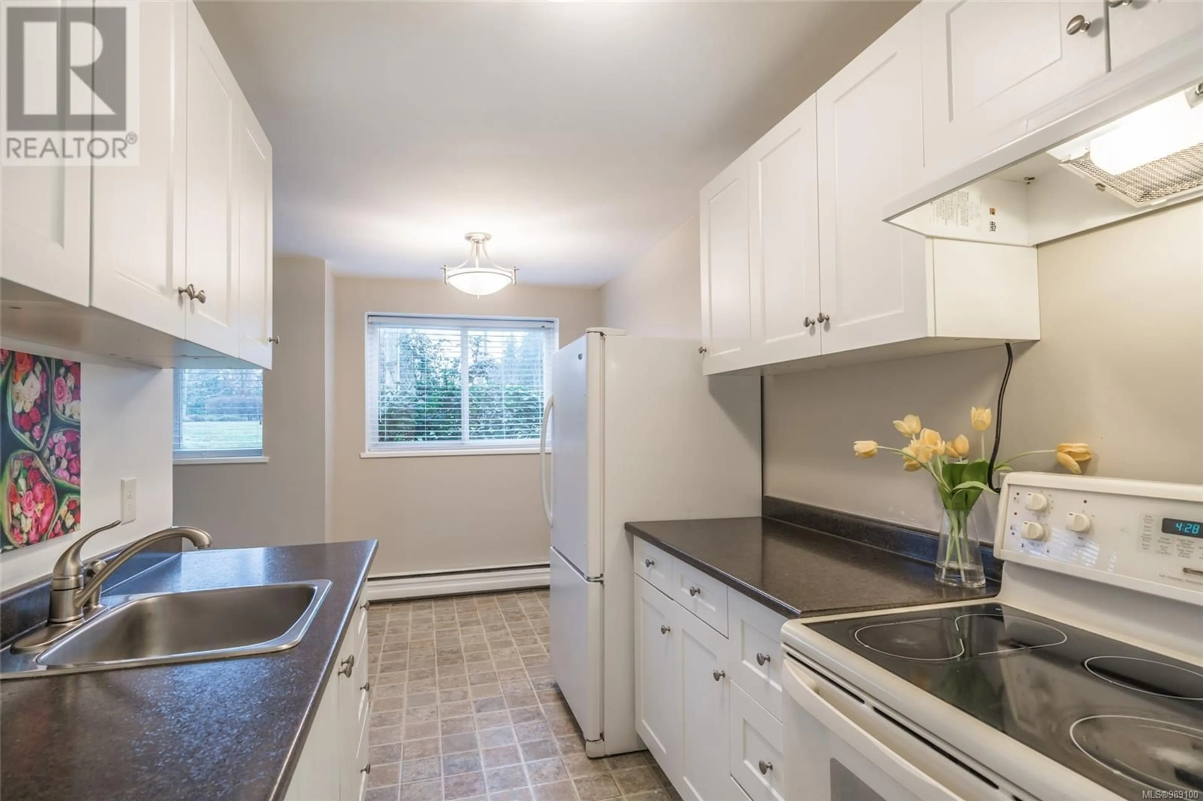 Standard kitchen, ceramic/tile floor for 1102 1097 Bowen Rd, Nanaimo British Columbia V9R2A4