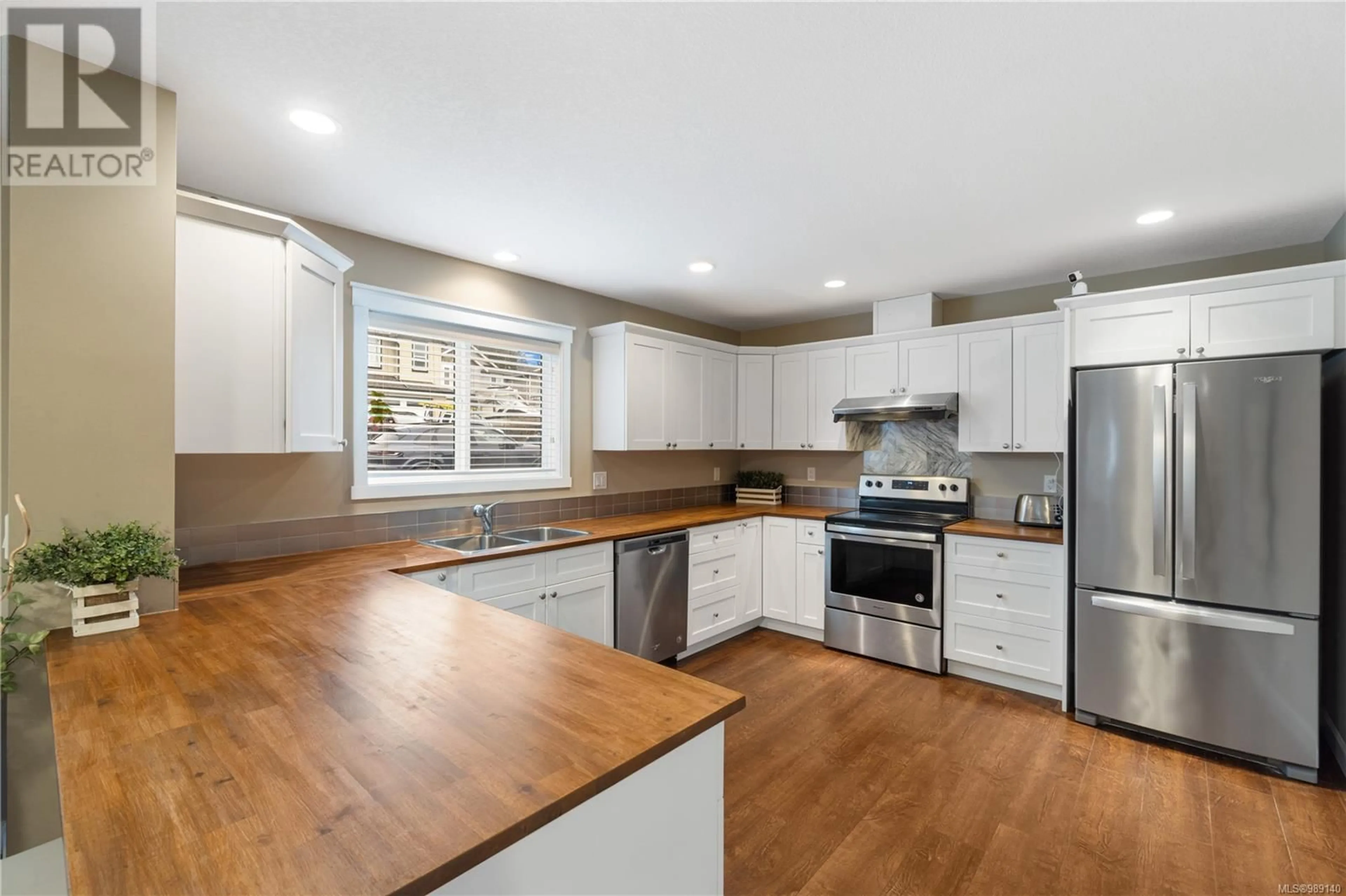 Open concept kitchen, wood/laminate floor for 648 Alyssa Pl, Nanaimo British Columbia V9R0H4