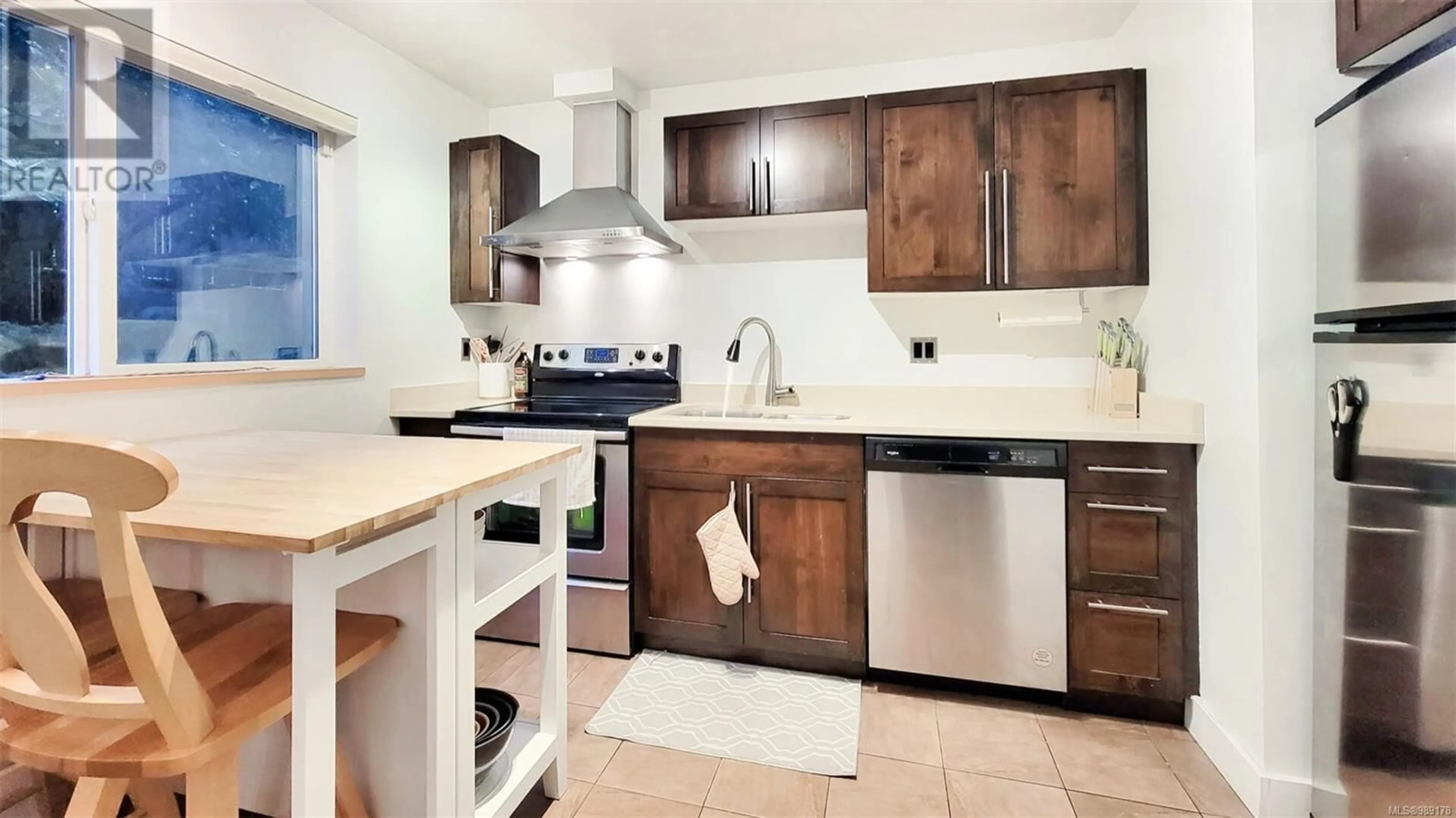 Standard kitchen, ceramic/tile floor for 105 649 Bay St, Victoria British Columbia V8T5H8