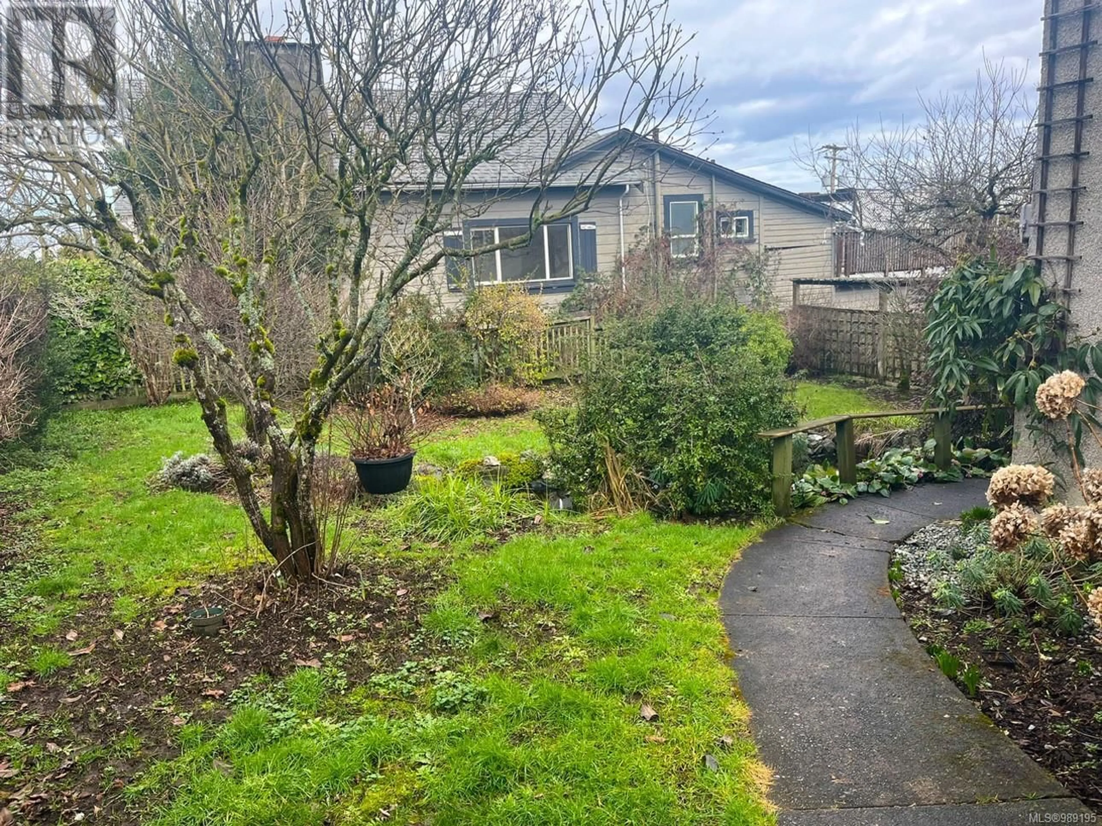A pic from outside/outdoor area/front of a property/back of a property/a pic from drone, street for 237 VICTORIA ROAD, Nanaimo British Columbia V9R4P7