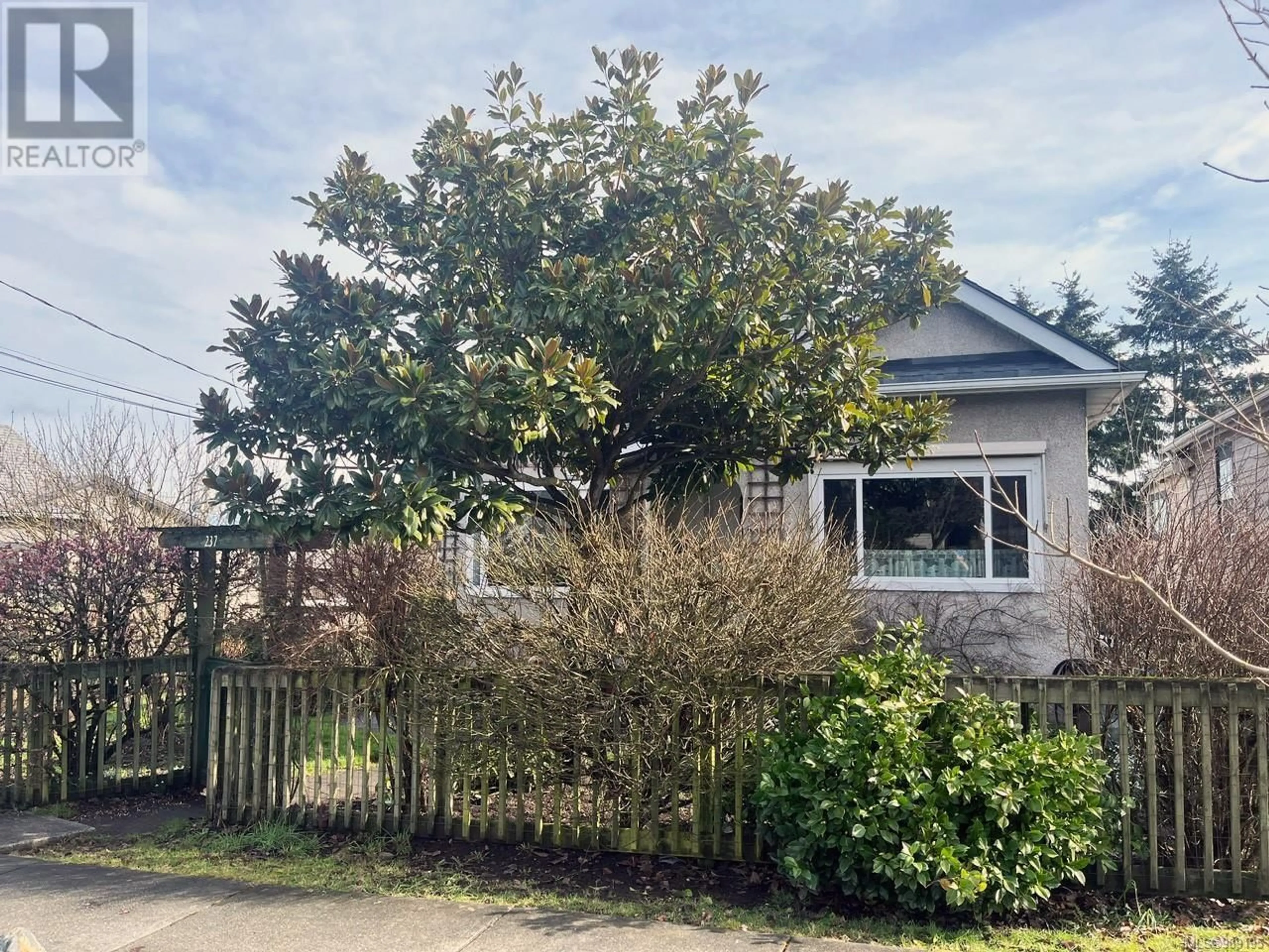 A pic from outside/outdoor area/front of a property/back of a property/a pic from drone, street for 237 VICTORIA Rd, Nanaimo British Columbia V9R4P7