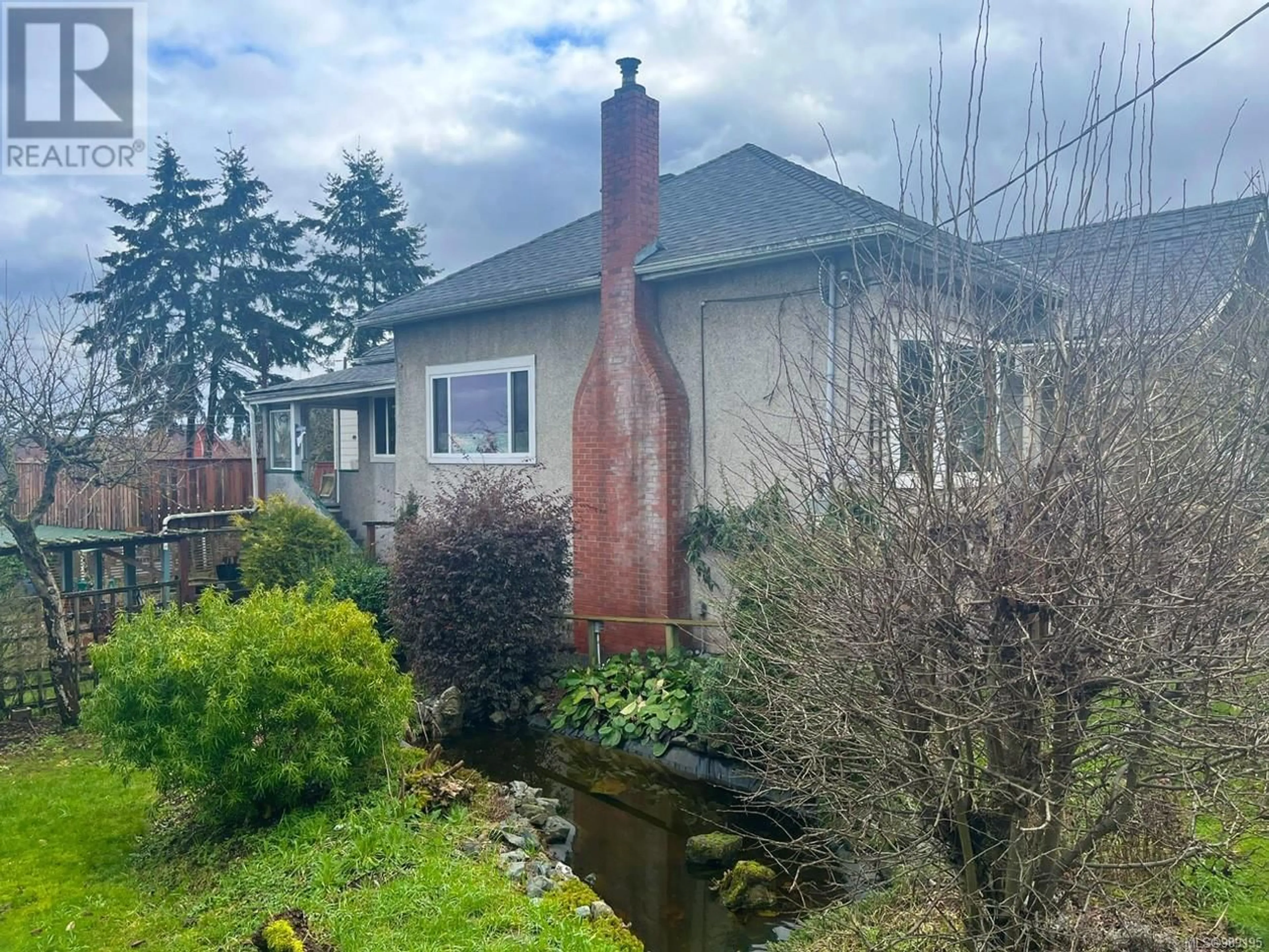 A pic from outside/outdoor area/front of a property/back of a property/a pic from drone, water/lake/river/ocean view for 237 VICTORIA Rd, Nanaimo British Columbia V9R4P7