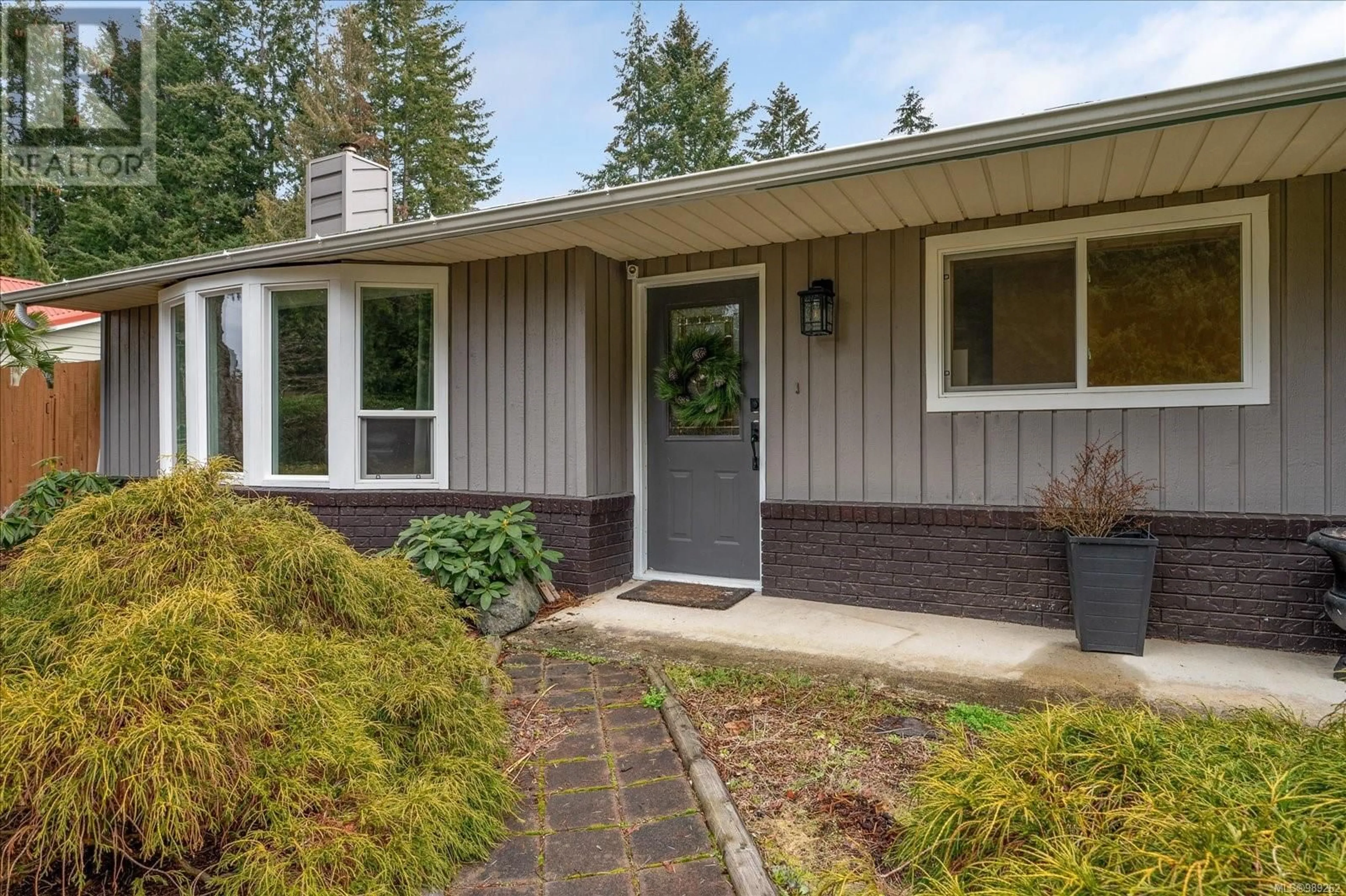 Home with vinyl exterior material, street for 484 Hemsworth Rd, Qualicum Beach British Columbia V9K1B6