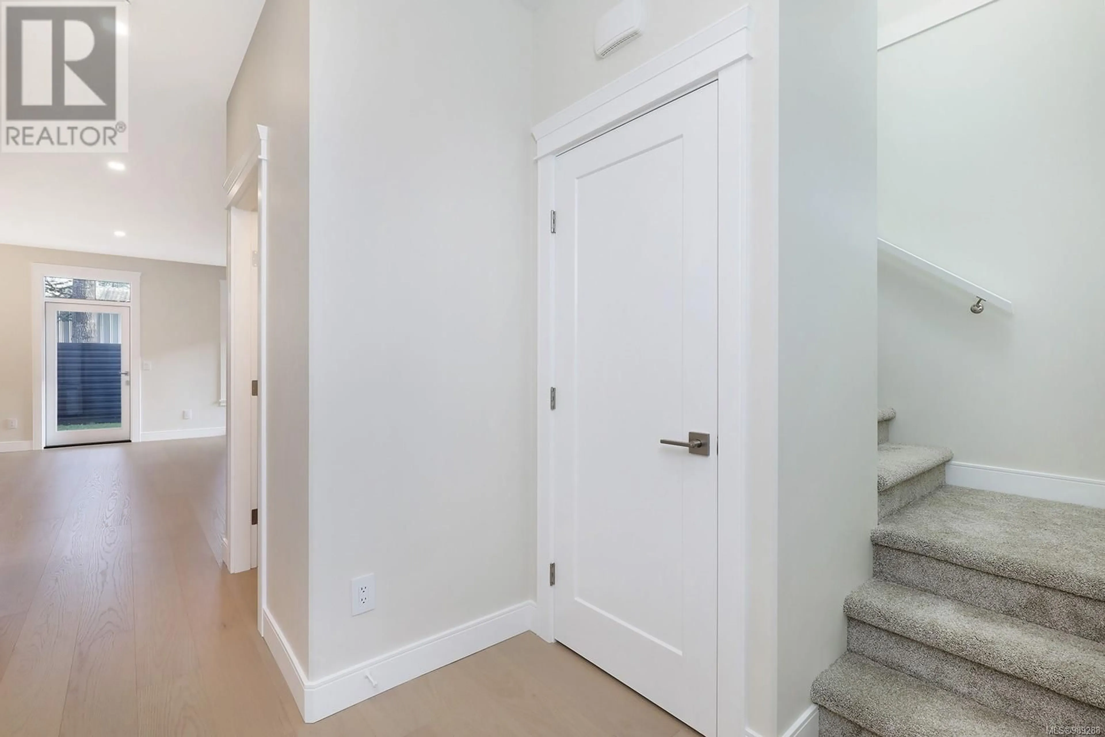 Indoor entryway for 1790 15th St, Courtenay British Columbia V9N2C2