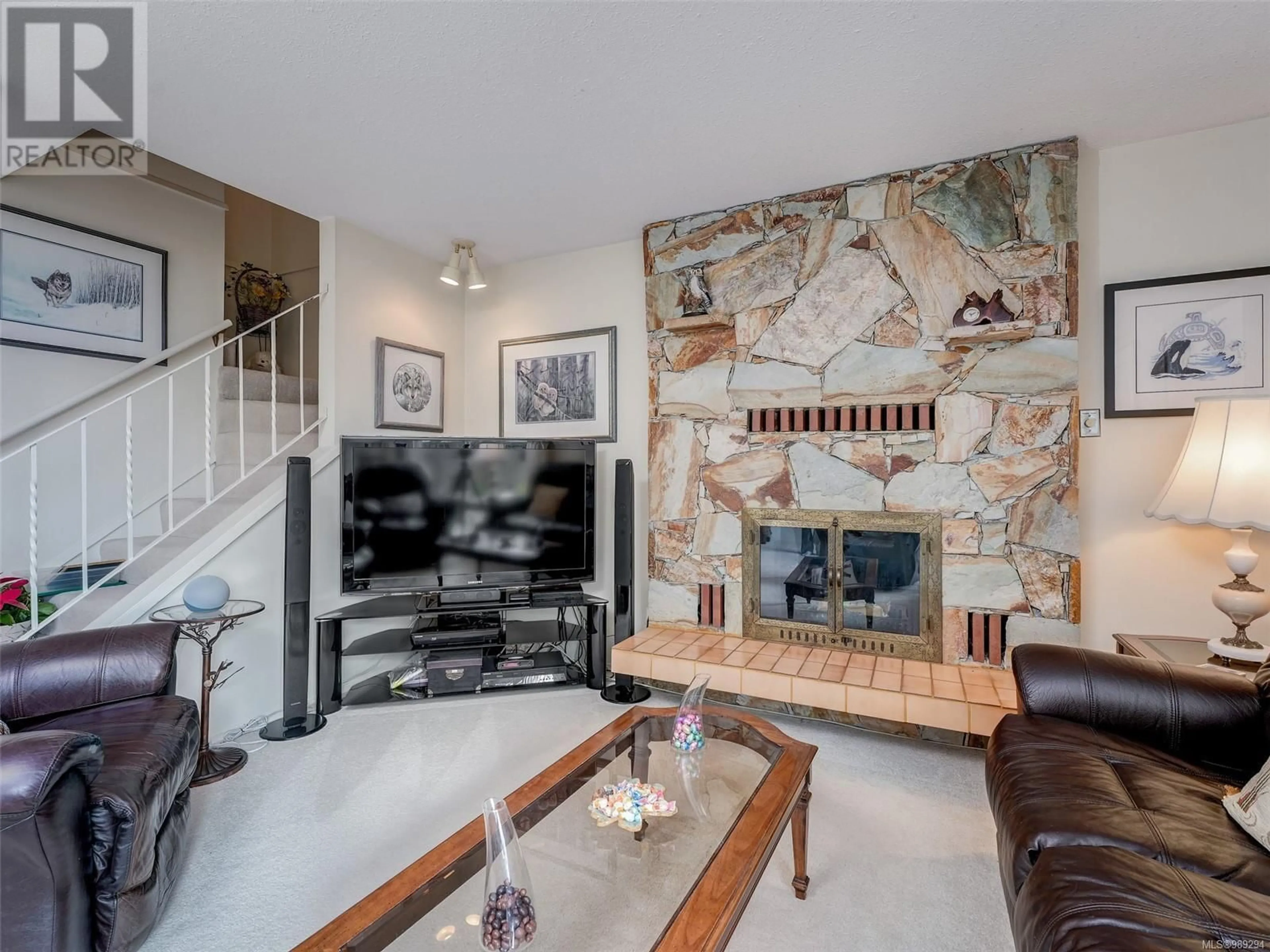 Living room with furniture, ceramic/tile floor for 2 3981 Nelthorpe St, Saanich British Columbia V8X3Z2