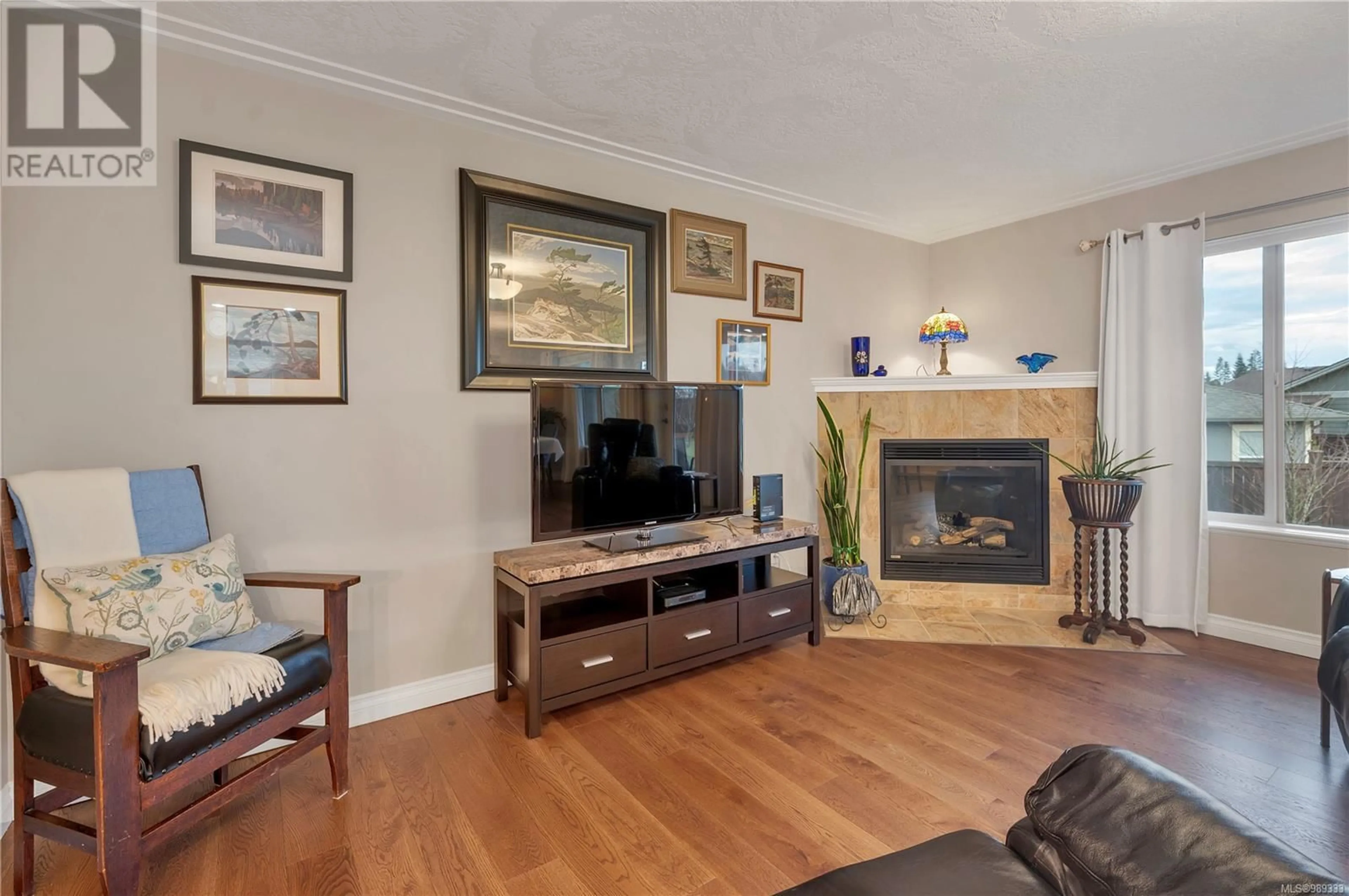 Living room with furniture, wood/laminate floor for 661 Eagle View Pl, Campbell River British Columbia V9W0B2