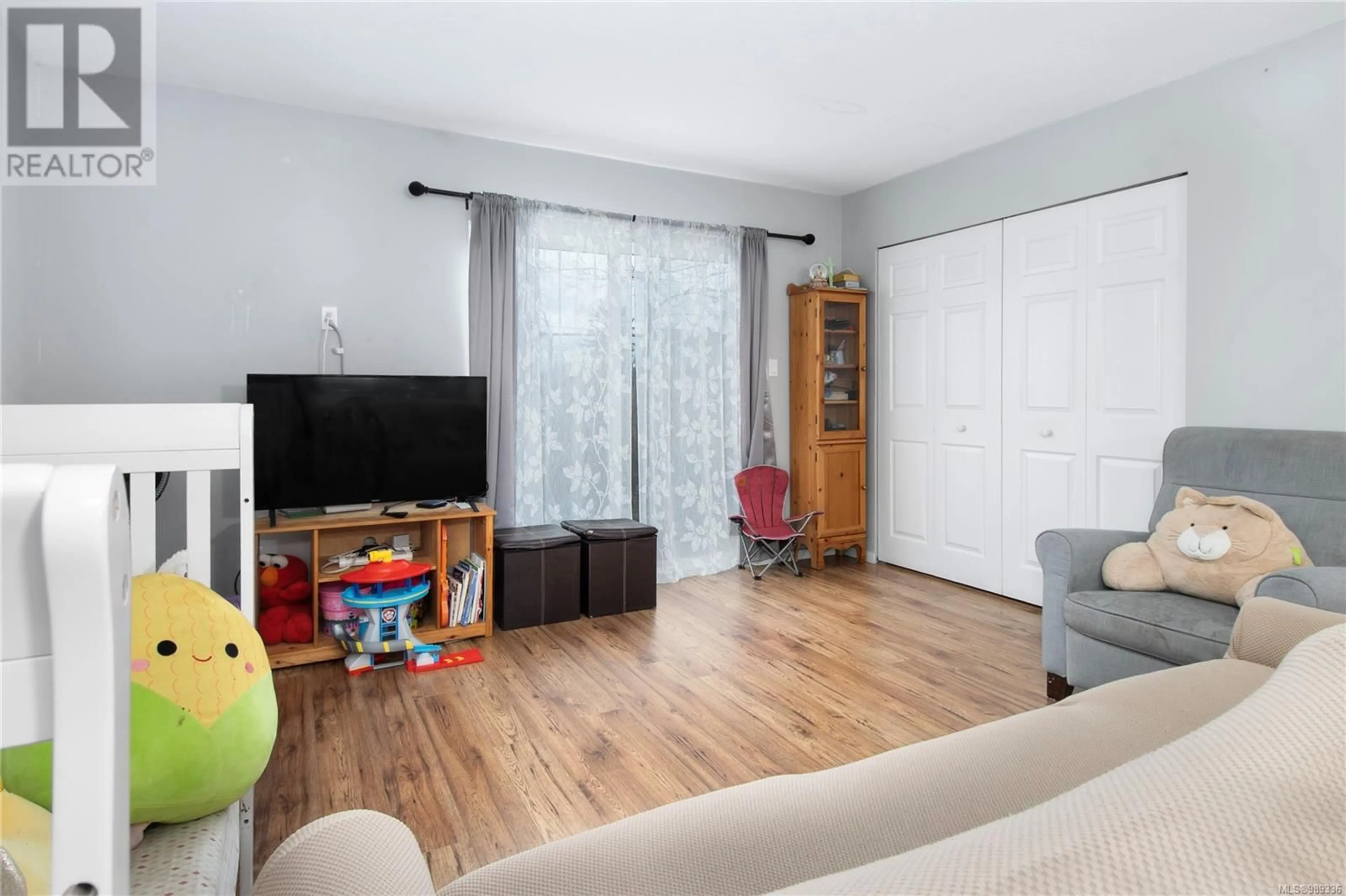 Living room with furniture, wood/laminate floor for 2 - 704 7TH AVENUE, Campbell River British Columbia V9W4A4