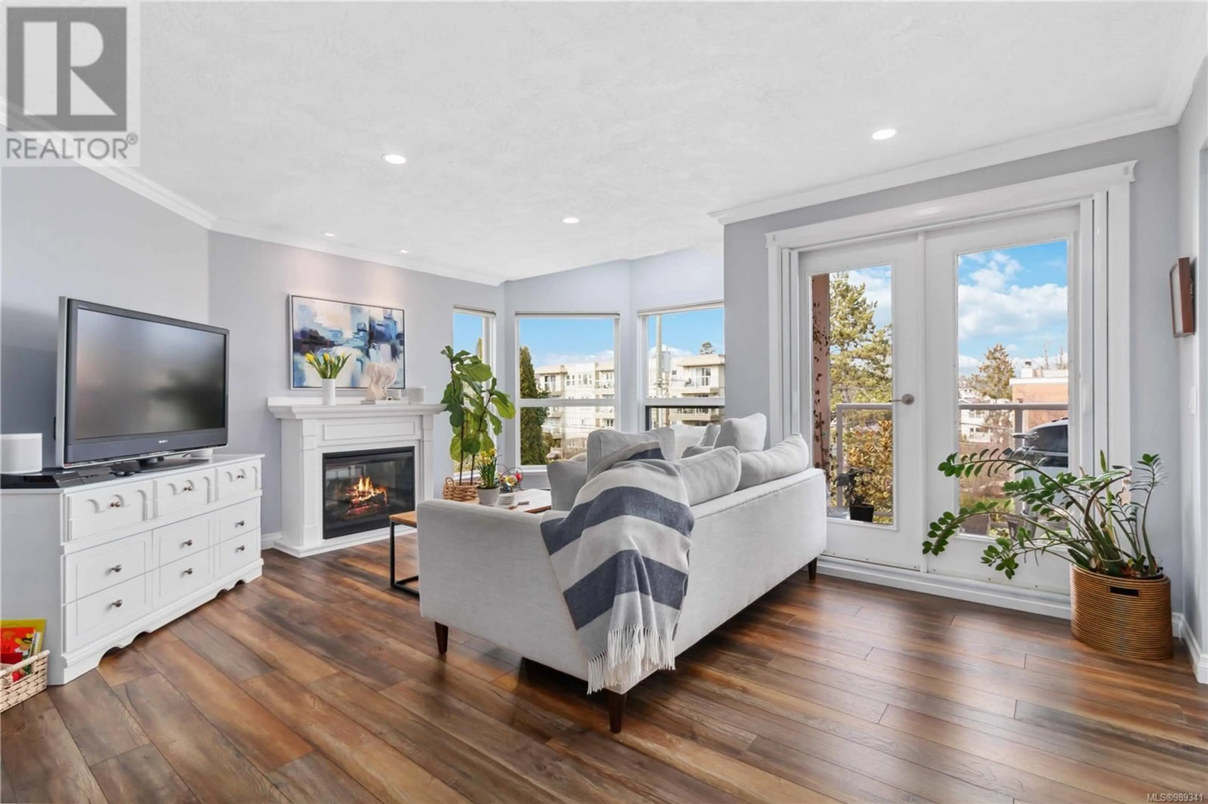 Living room with furniture, wood/laminate floor for 401 1519 Hillside Ave, Victoria British Columbia V8T2C1