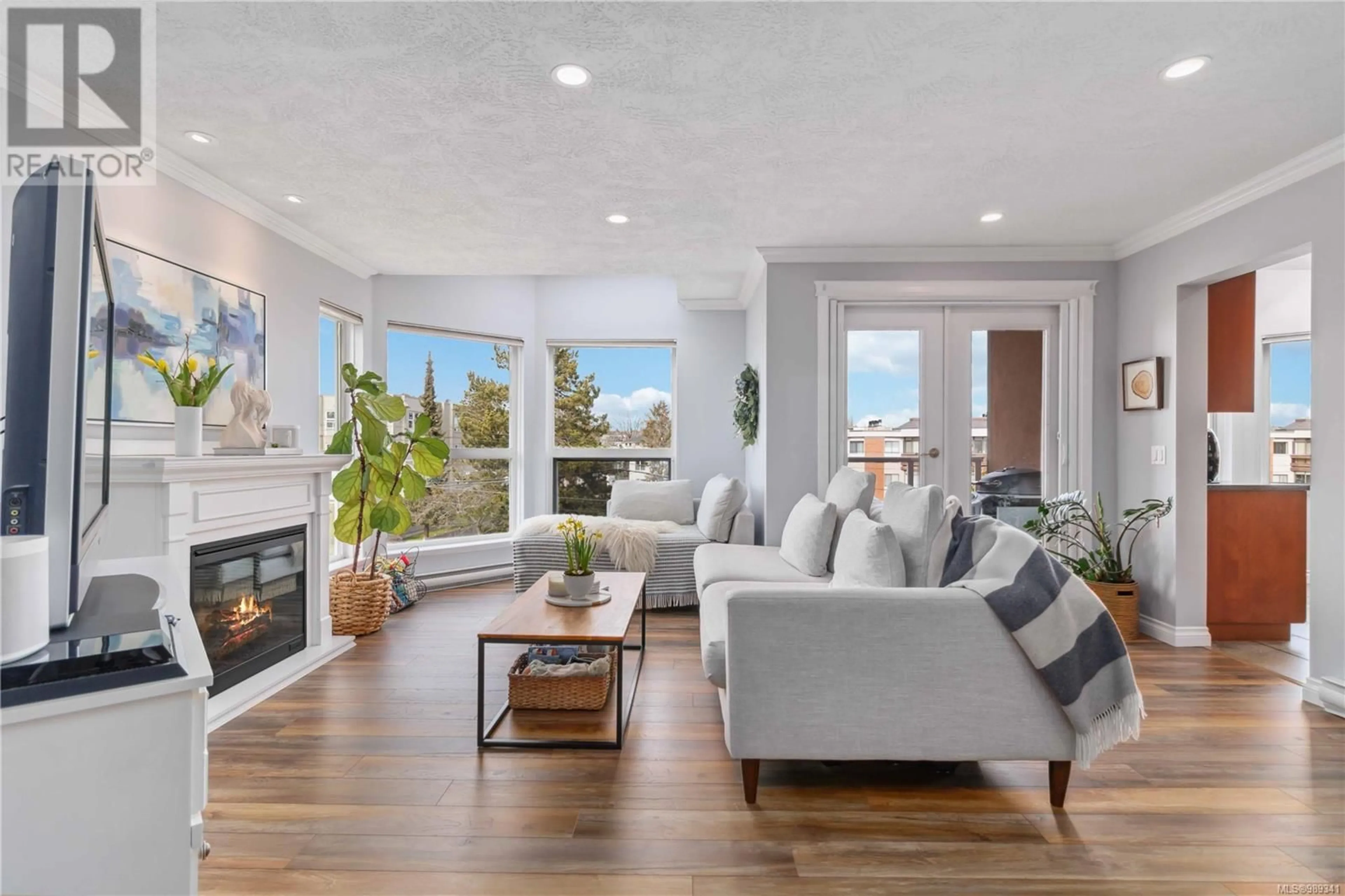 Living room with furniture, wood/laminate floor for 401 1519 Hillside Ave, Victoria British Columbia V8T2C1