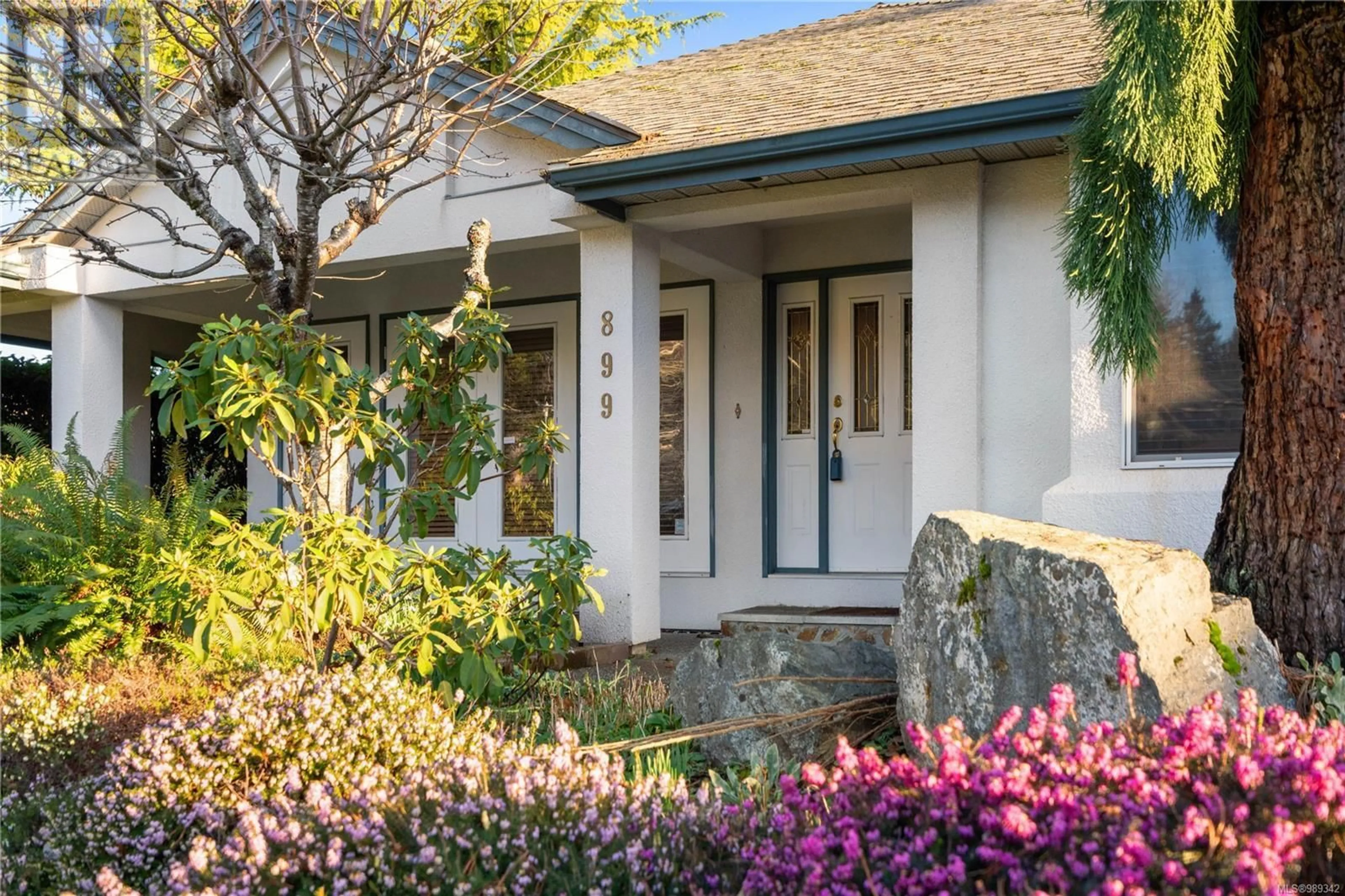 Indoor entryway for 899 Kentwood Lane, Saanich British Columbia V8Y3C6