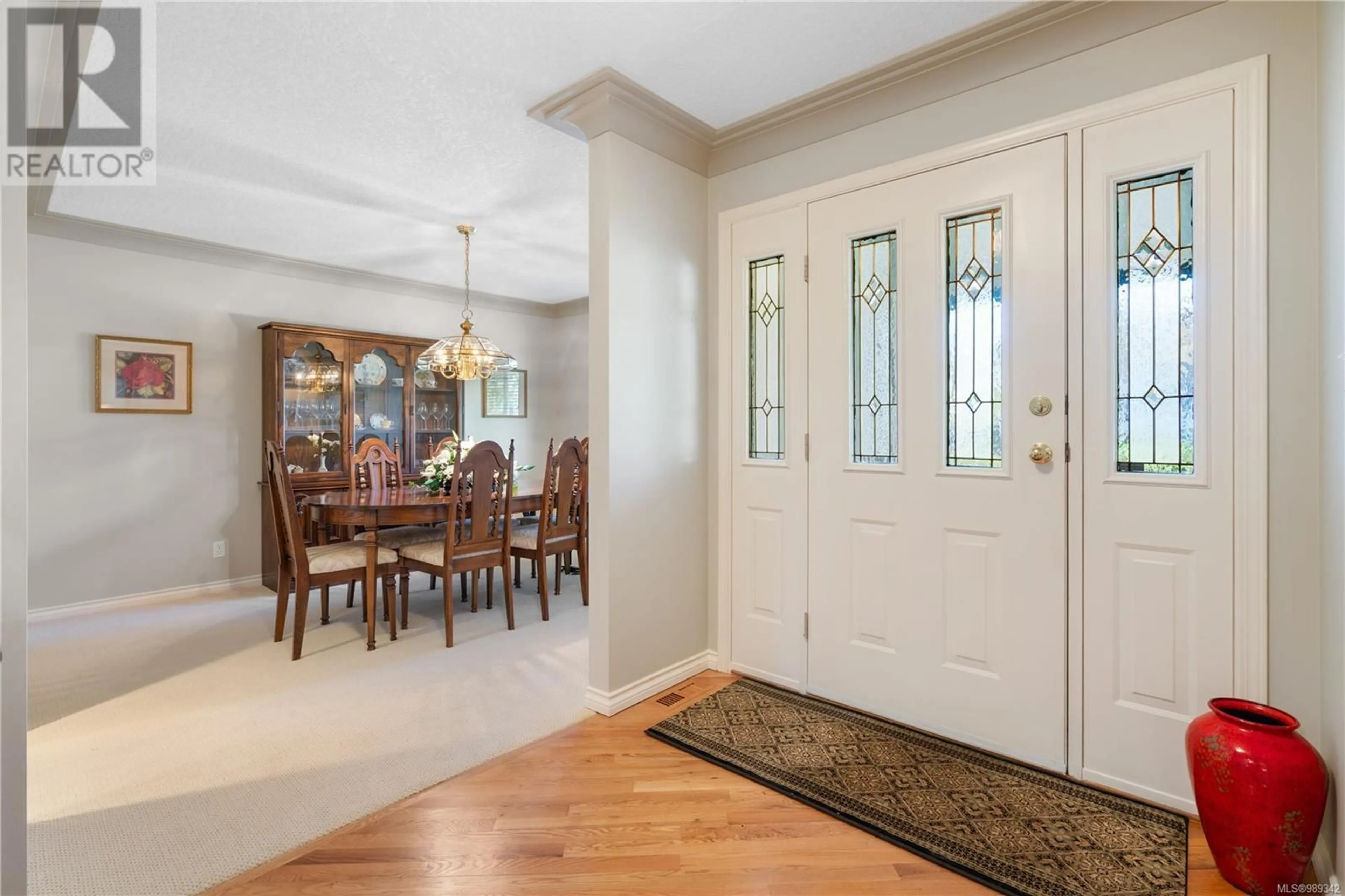 Indoor entryway for 899 Kentwood Lane, Saanich British Columbia V8Y3C6