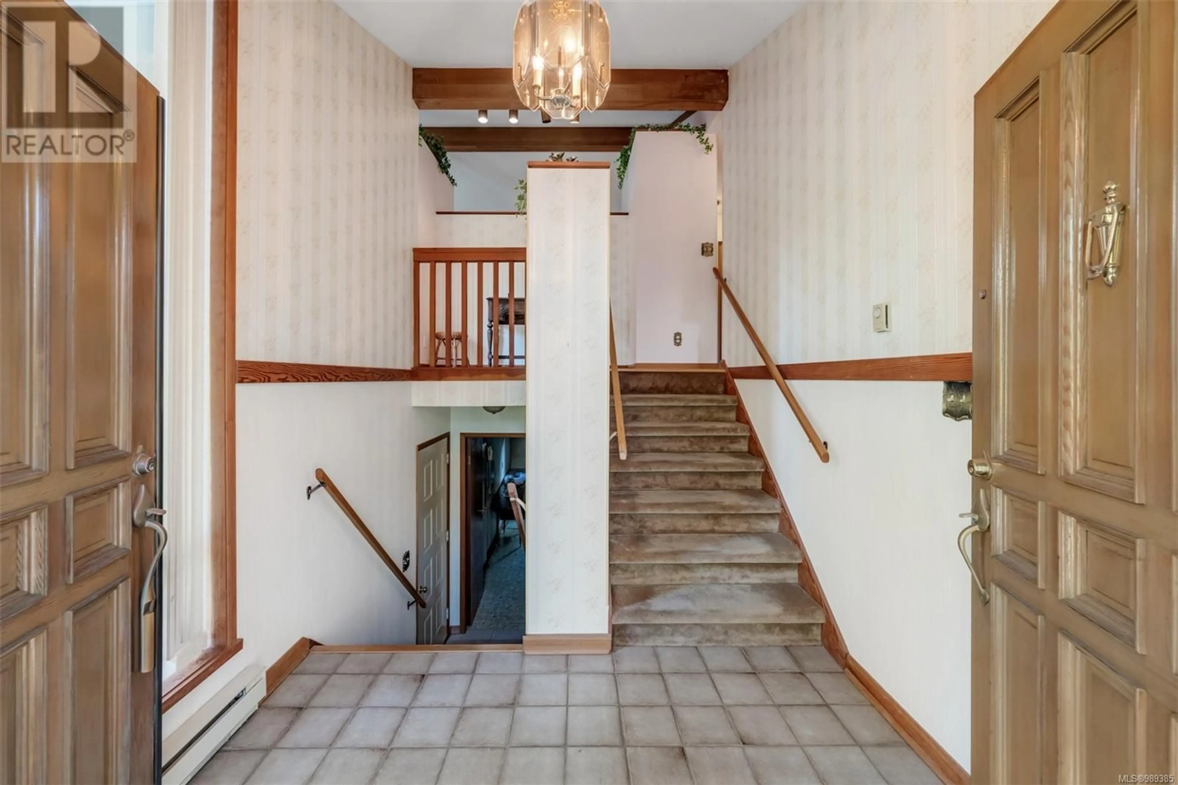 Indoor foyer for 28 - 909 CAROLWOOD DRIVE, Saanich British Columbia V8X3T9