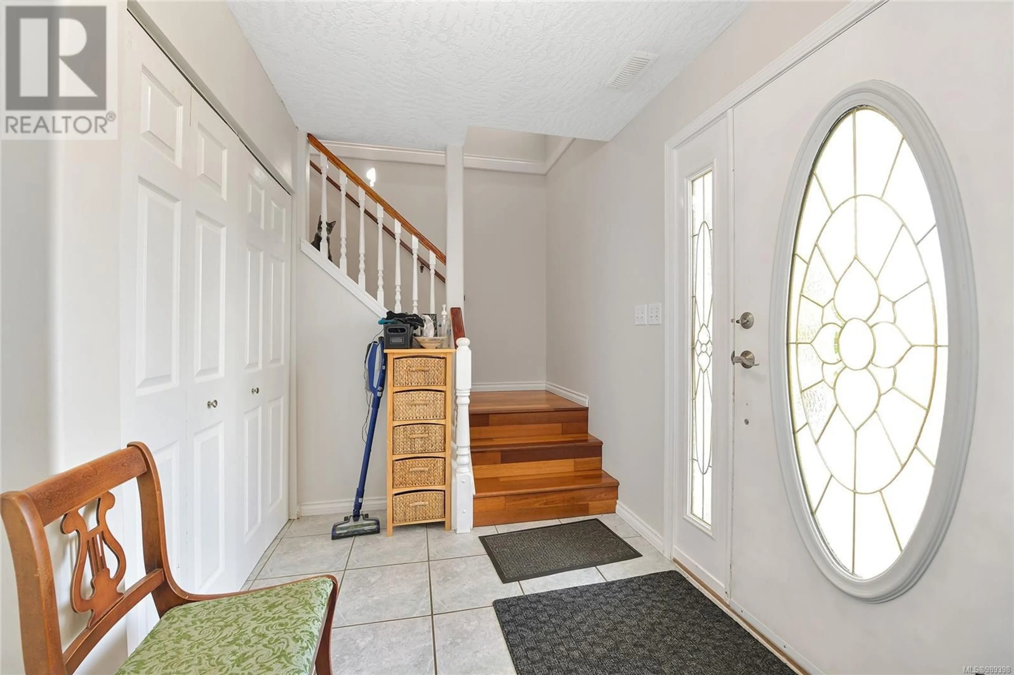 Indoor entryway for 508 Pamela Pl, Saanich British Columbia V8Z4H1