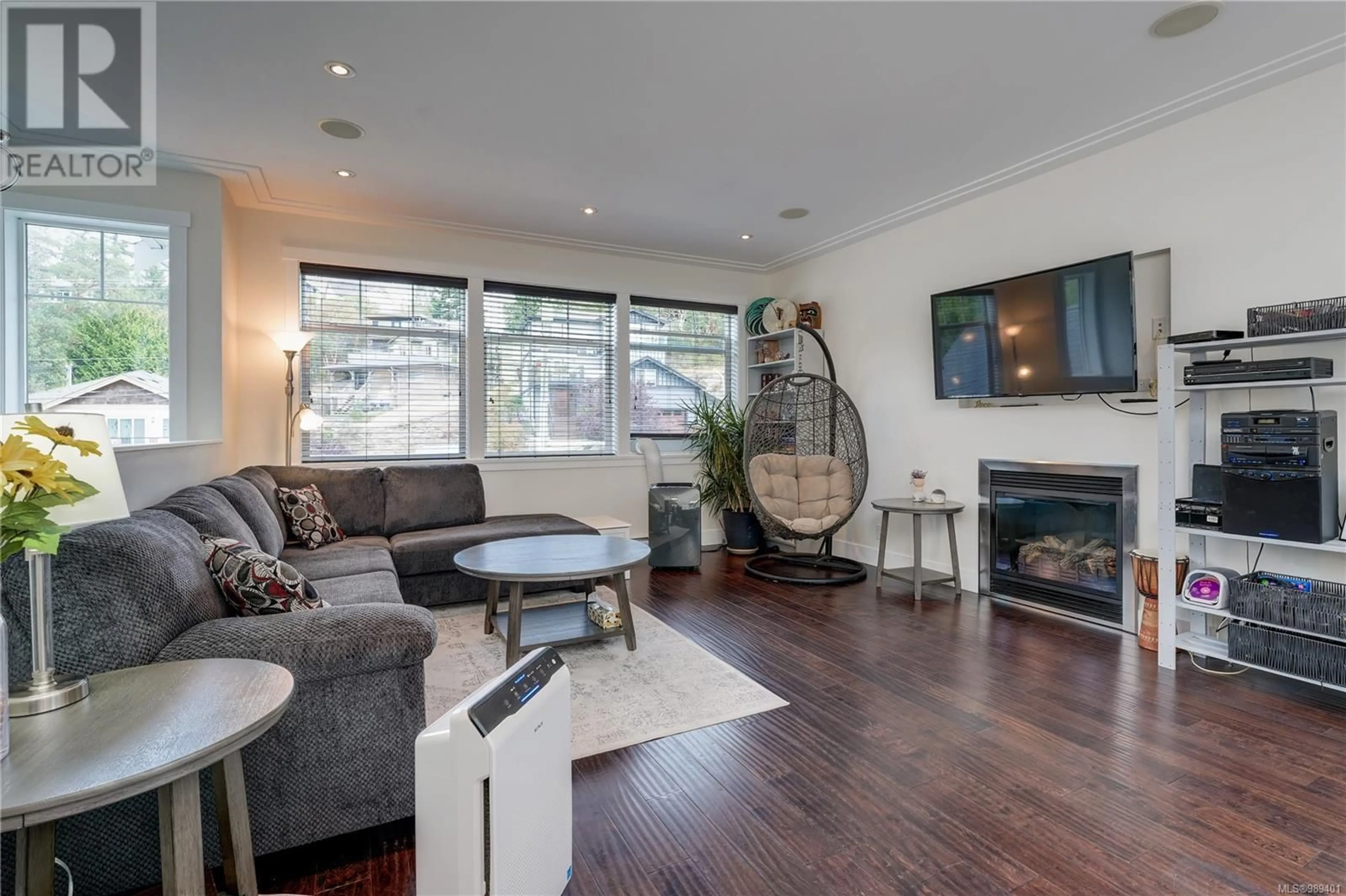 Living room with furniture, wood/laminate floor for 1017 Citation Rd, Langford British Columbia V9B5T1