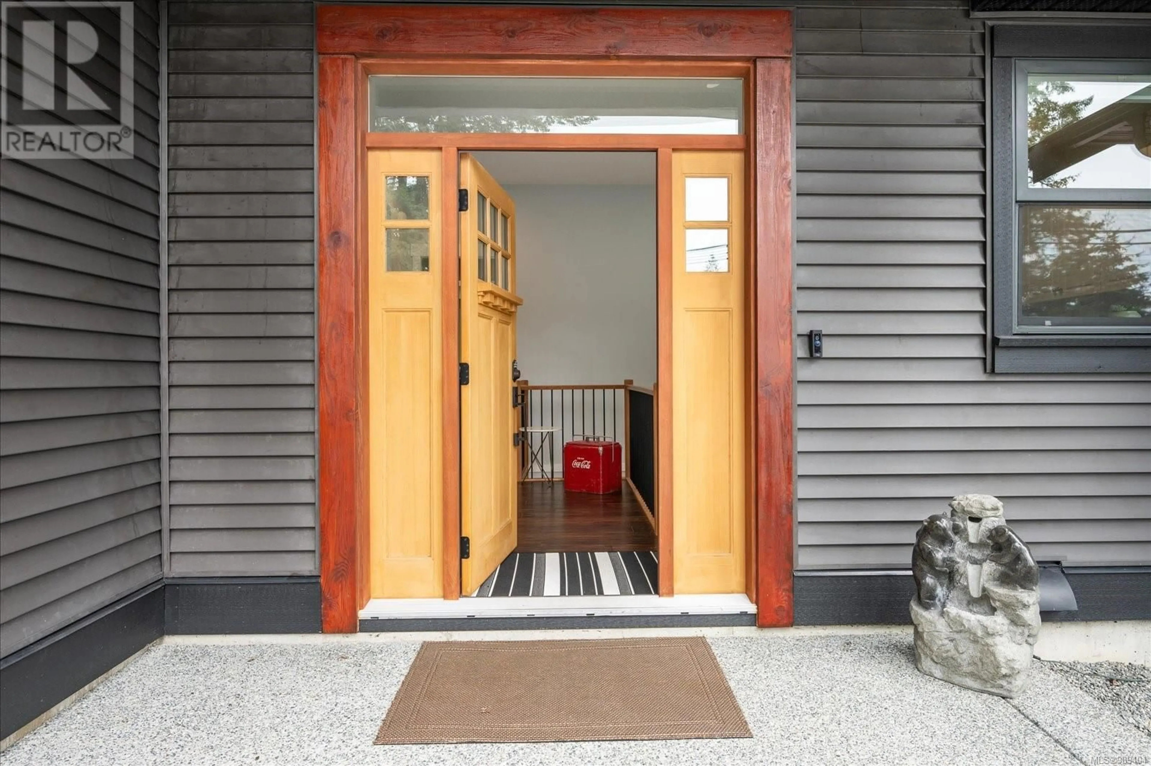 Indoor entryway for 2009 Cedar Rd, Nanaimo British Columbia V9X1J4