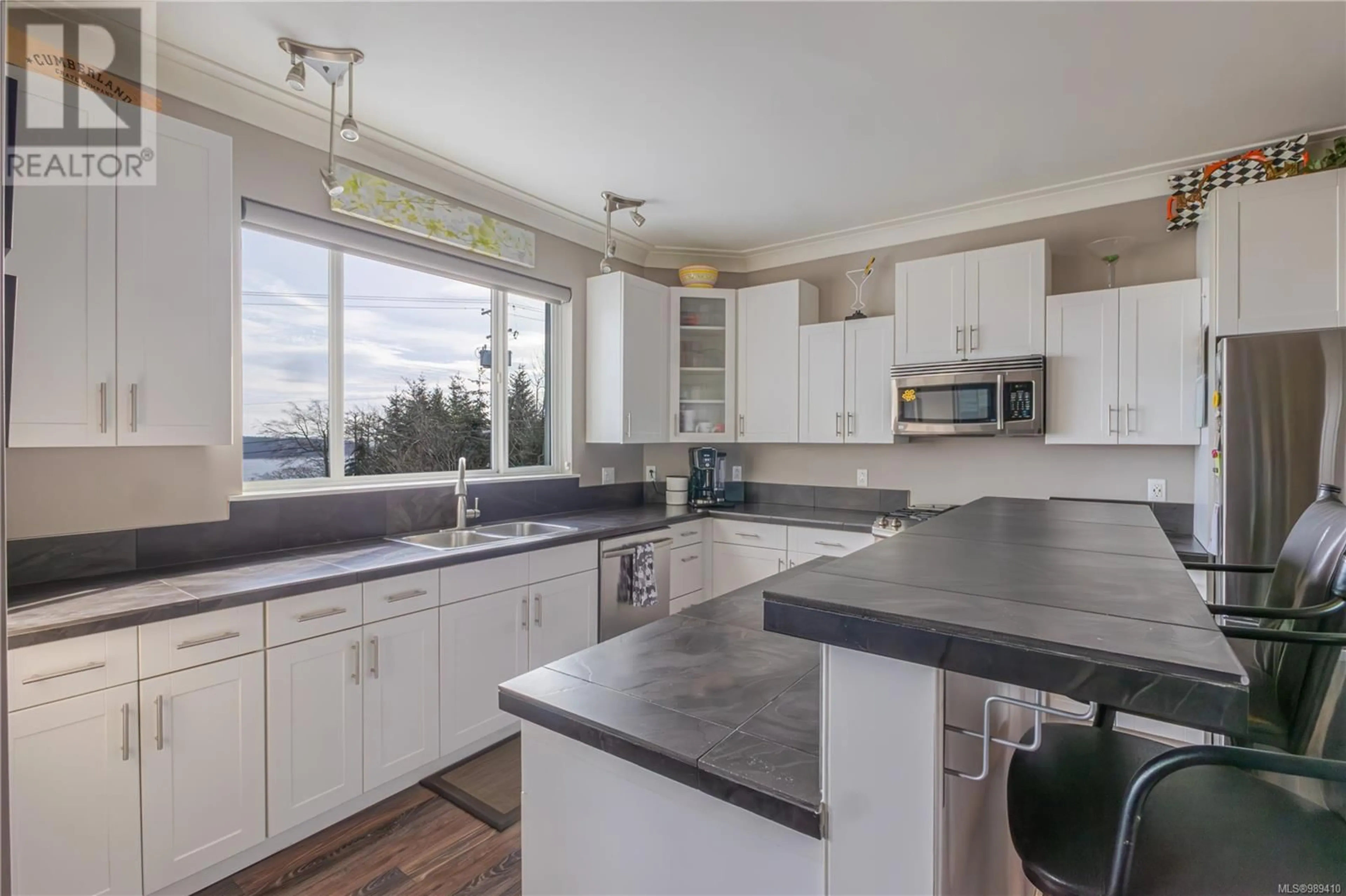 Open concept kitchen, unknown for B 350 Elizabeth Rd, Campbell River British Columbia V9W3R2