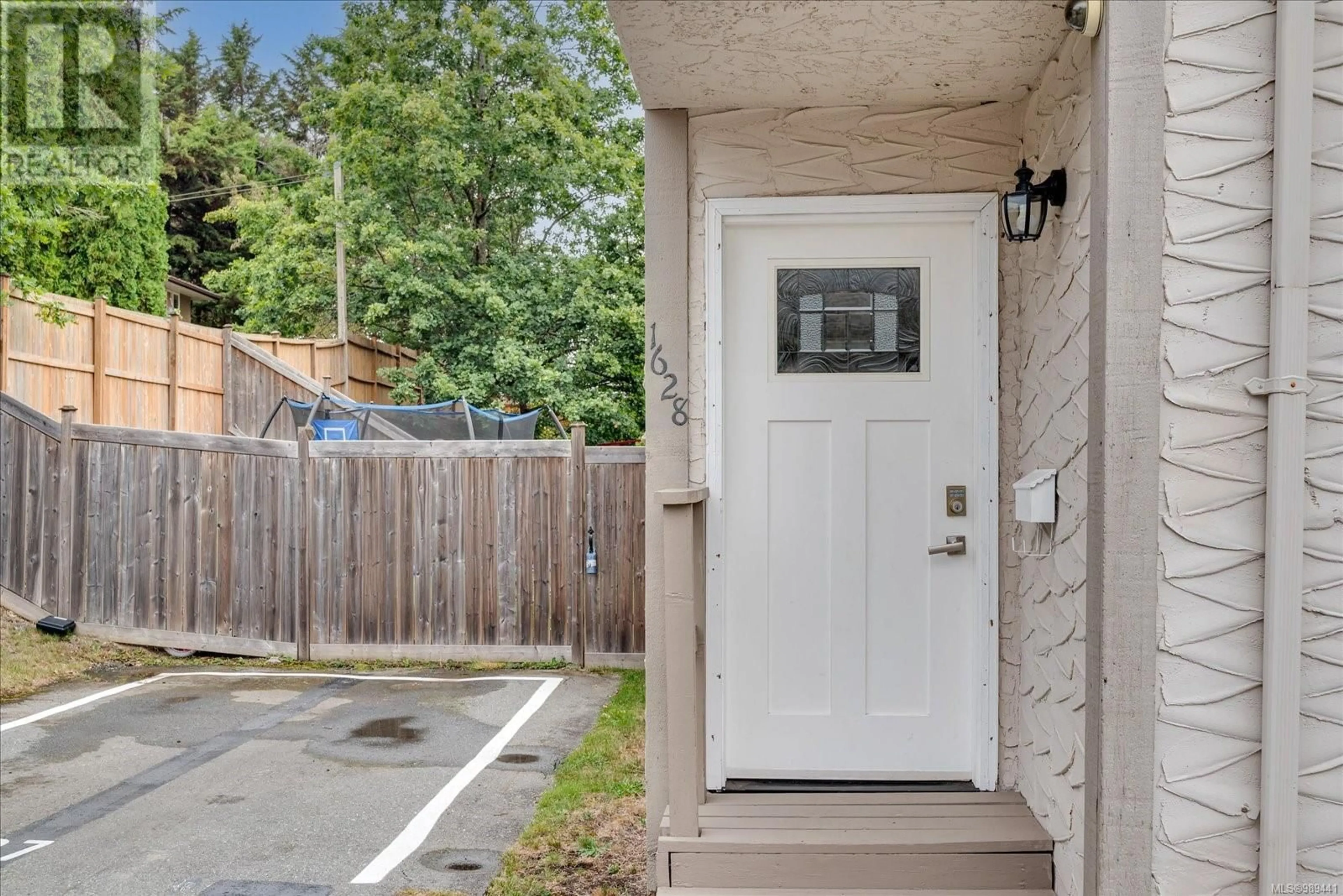 Indoor entryway for 1628 Fuller St, Nanaimo British Columbia V9S1B1