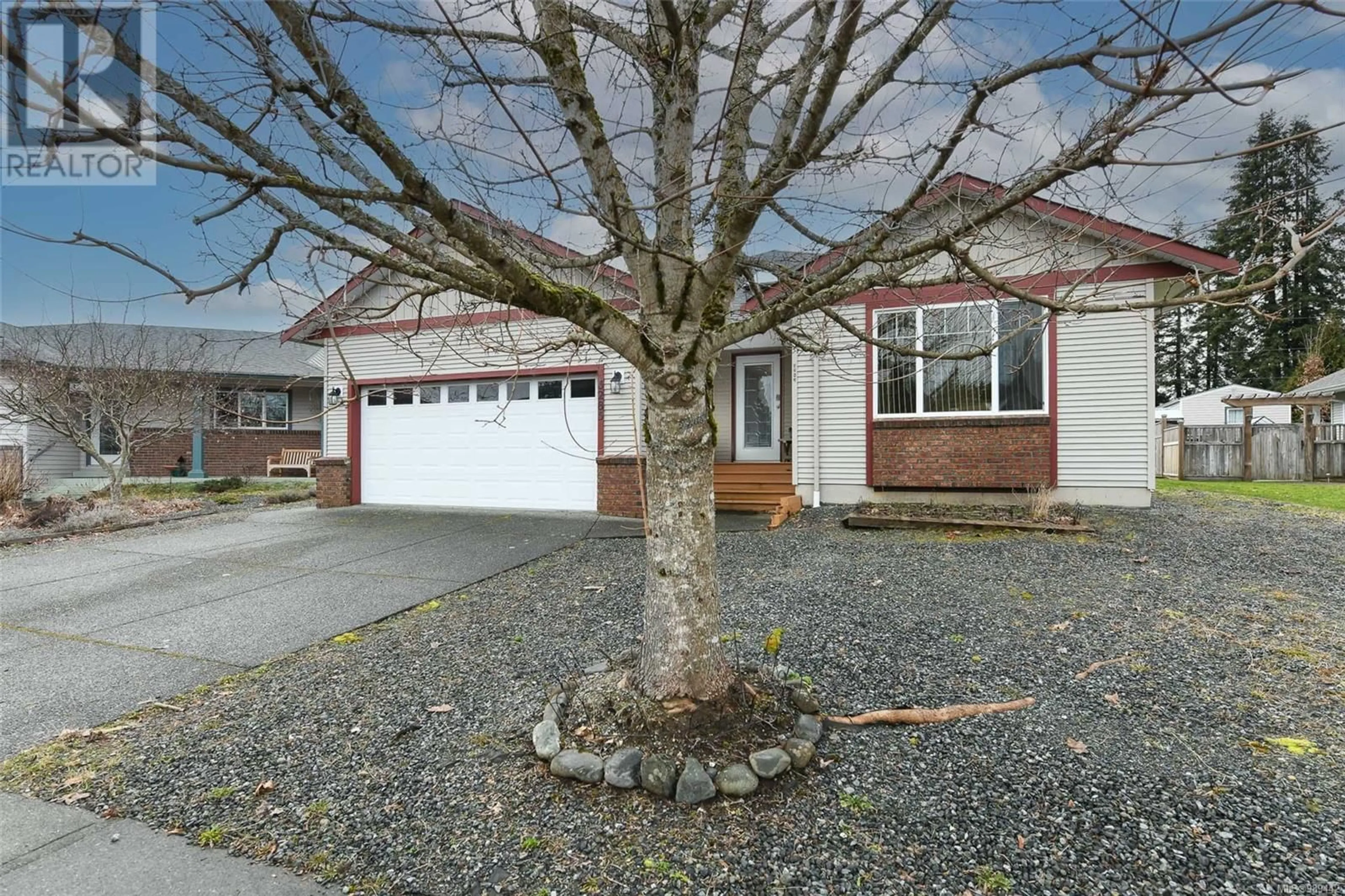 Home with vinyl exterior material, street for 3285 Eighth St, Cumberland British Columbia V0R1S0