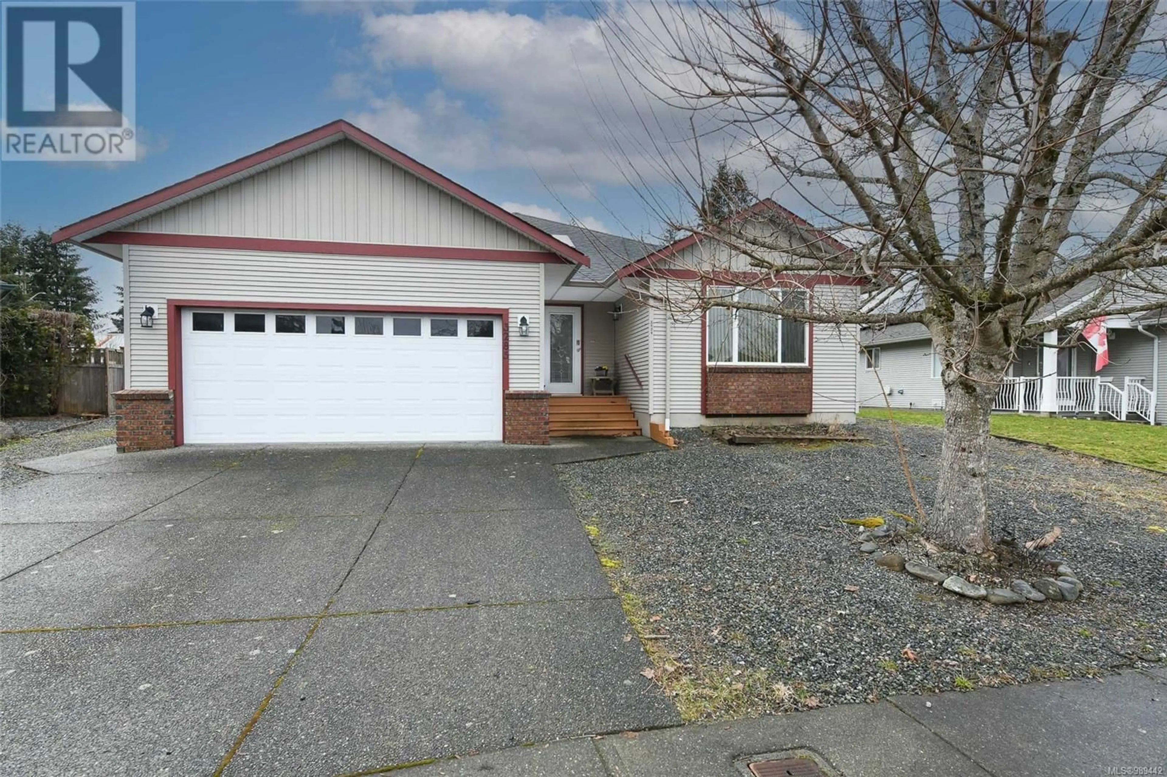 Home with vinyl exterior material, street for 3285 Eighth St, Cumberland British Columbia V0R1S0