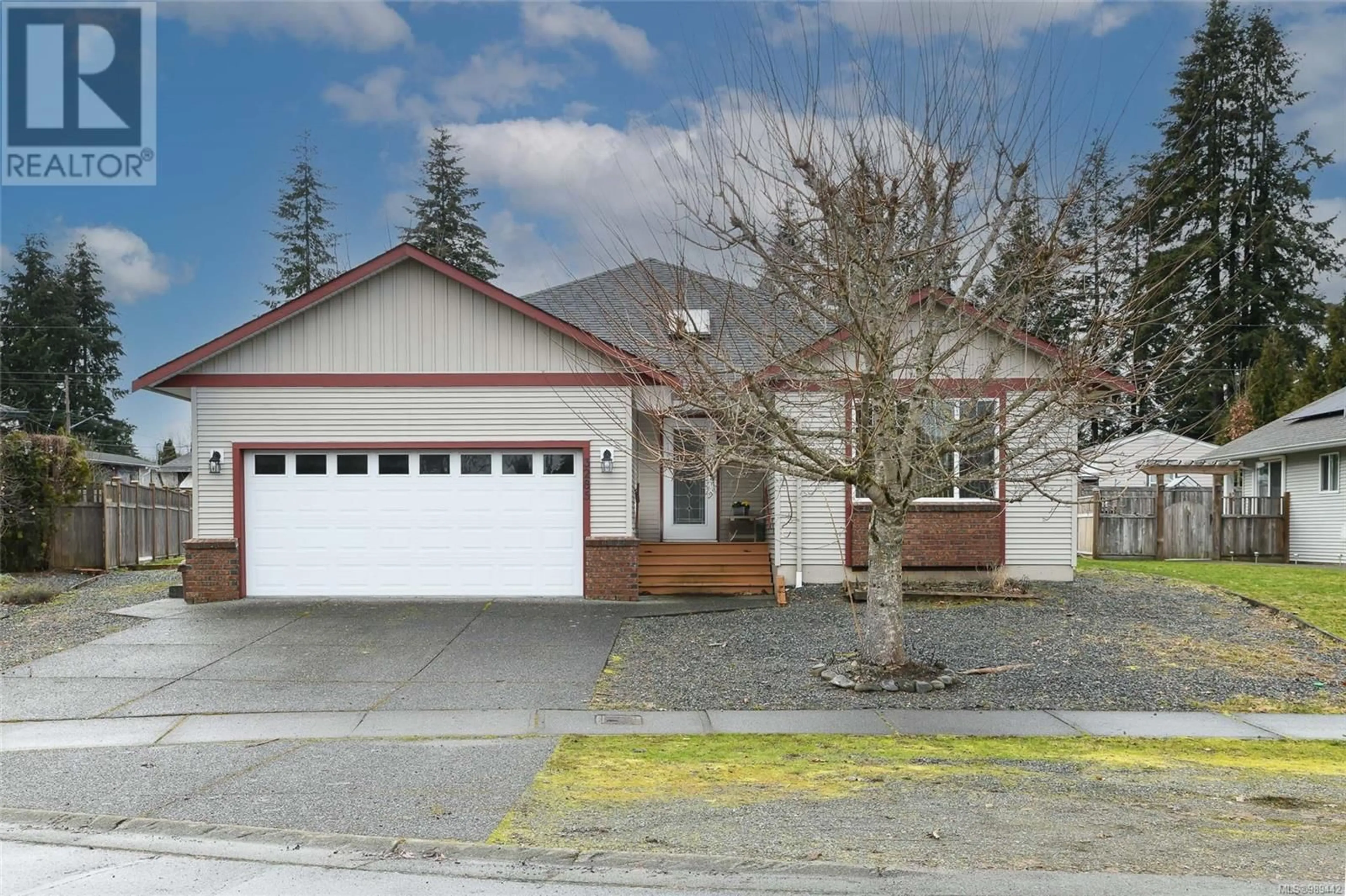 Home with vinyl exterior material, street for 3285 Eighth St, Cumberland British Columbia V0R1S0