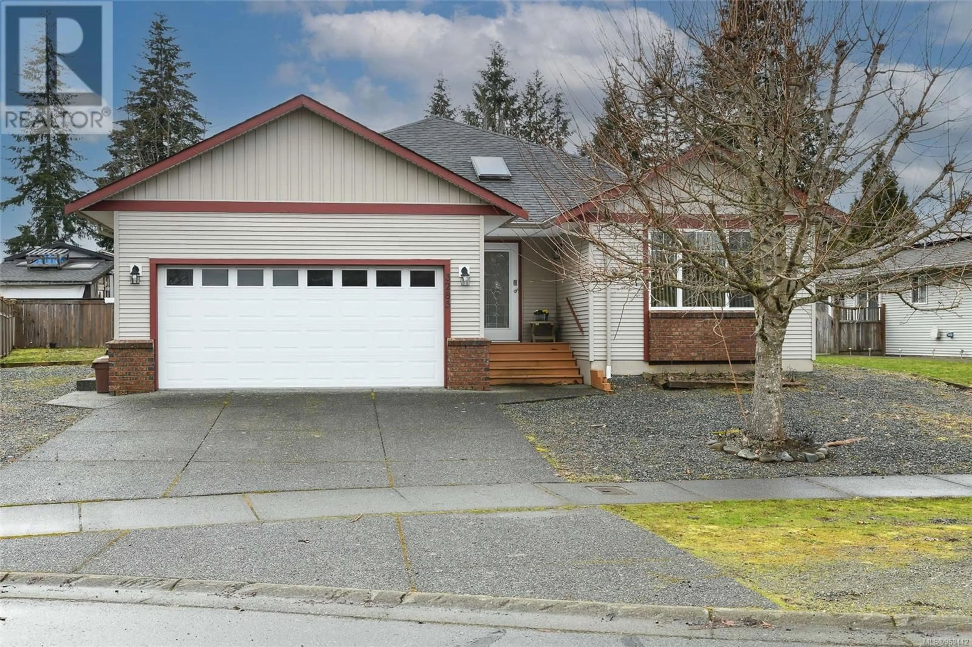 Home with vinyl exterior material, street for 3285 Eighth St, Cumberland British Columbia V0R1S0