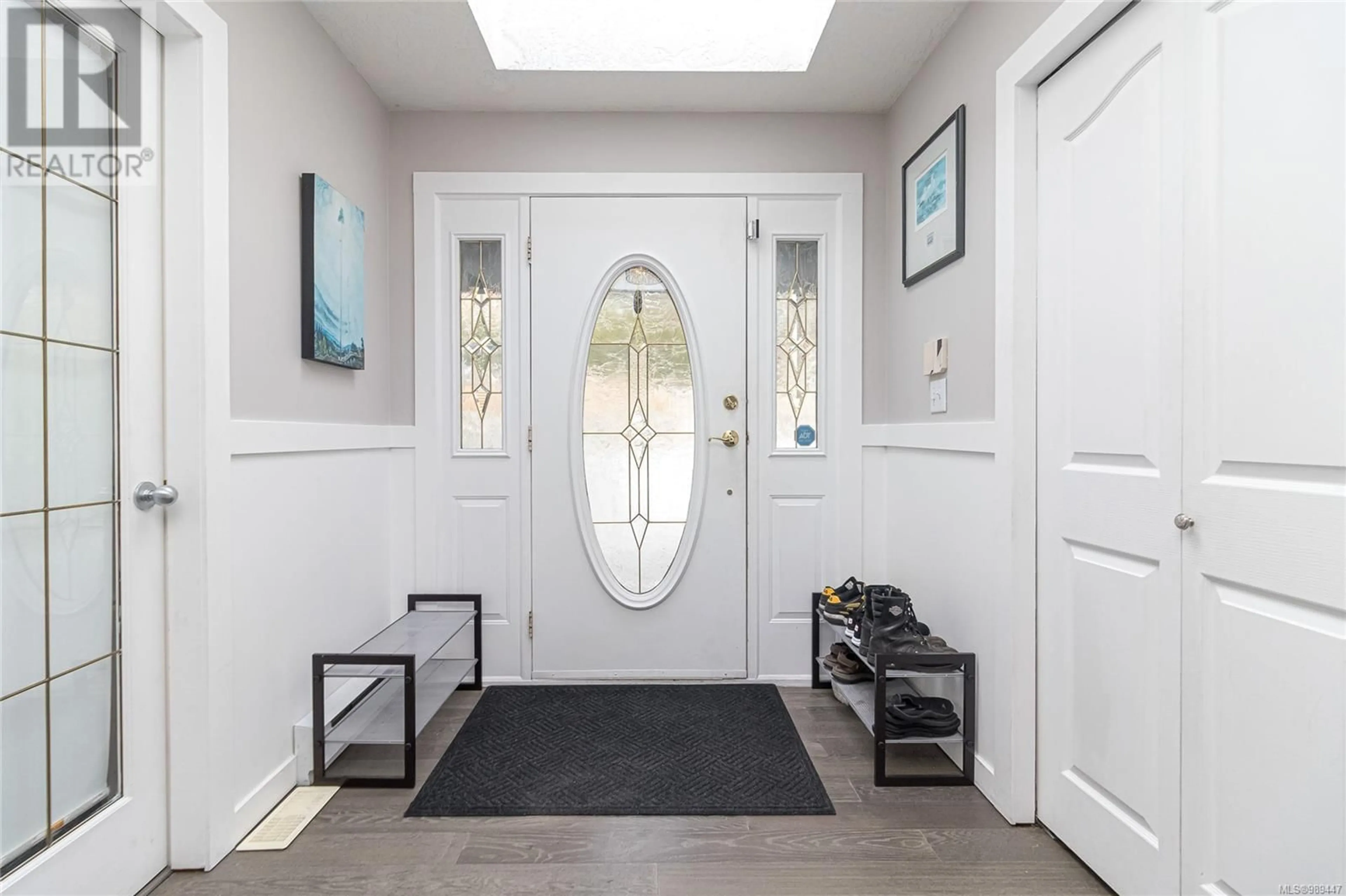 Indoor entryway for 909 Shaw Ave, Langford British Columbia V9B4H7