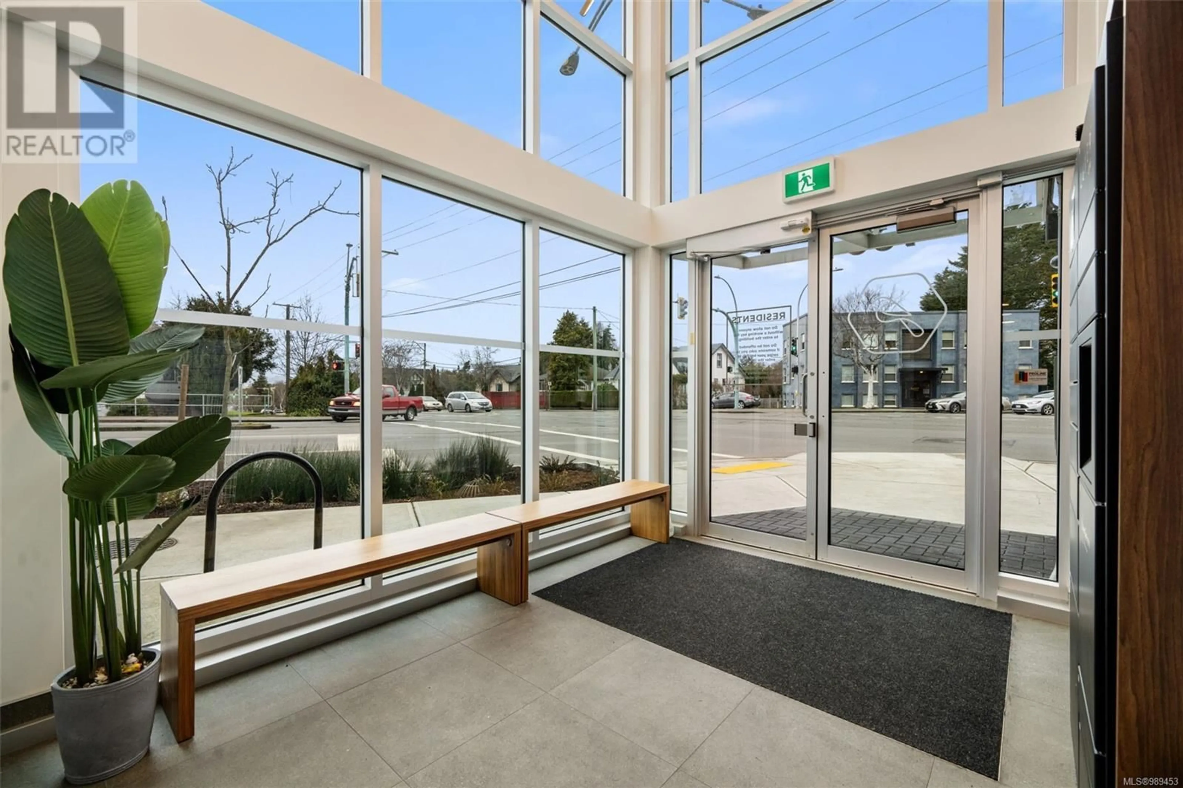 Indoor foyer for 507 1301 Hillside Ave, Victoria British Columbia V8T0E3