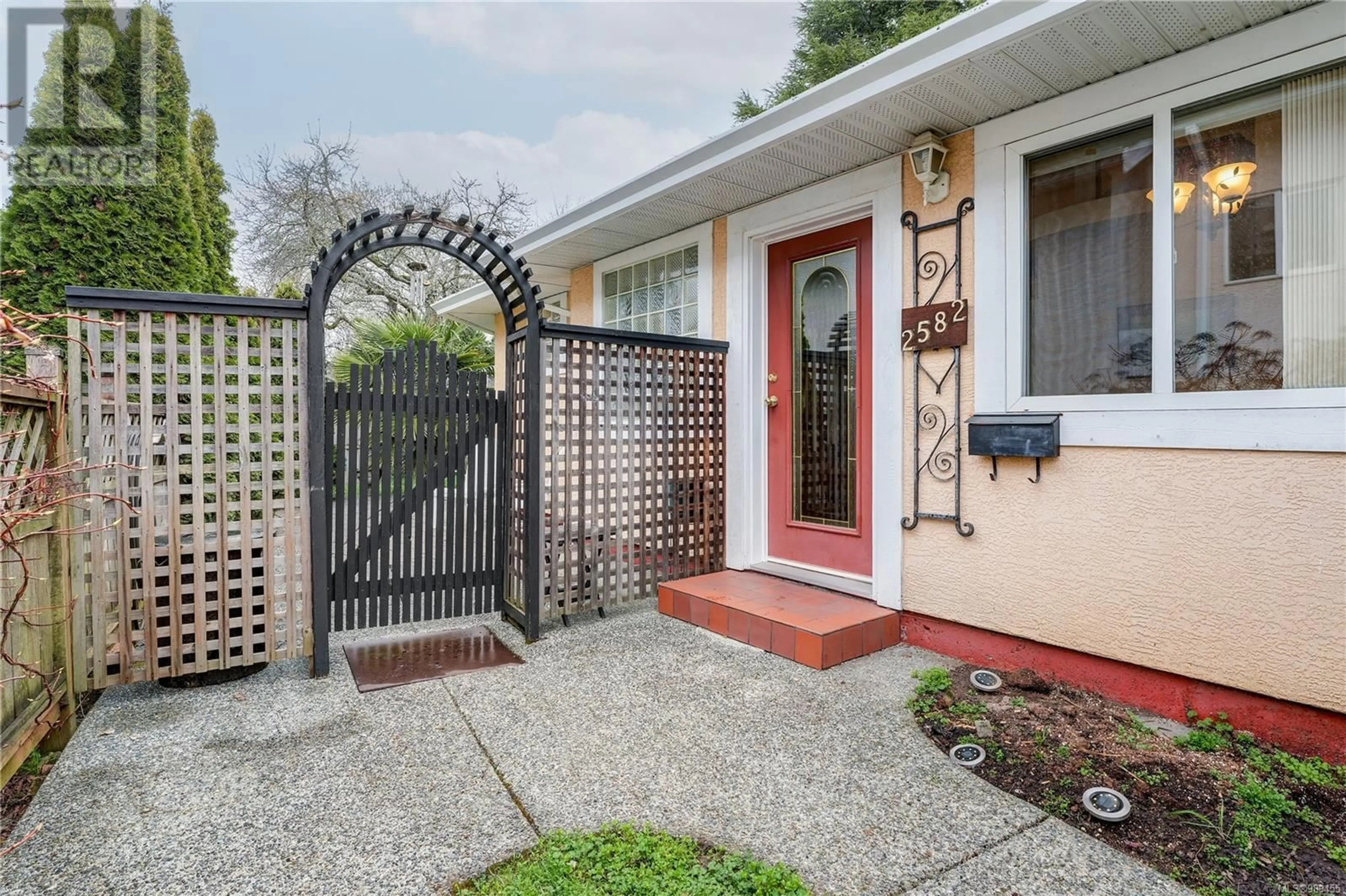 Indoor entryway for 2582 Empire St, Victoria British Columbia V8T3M6