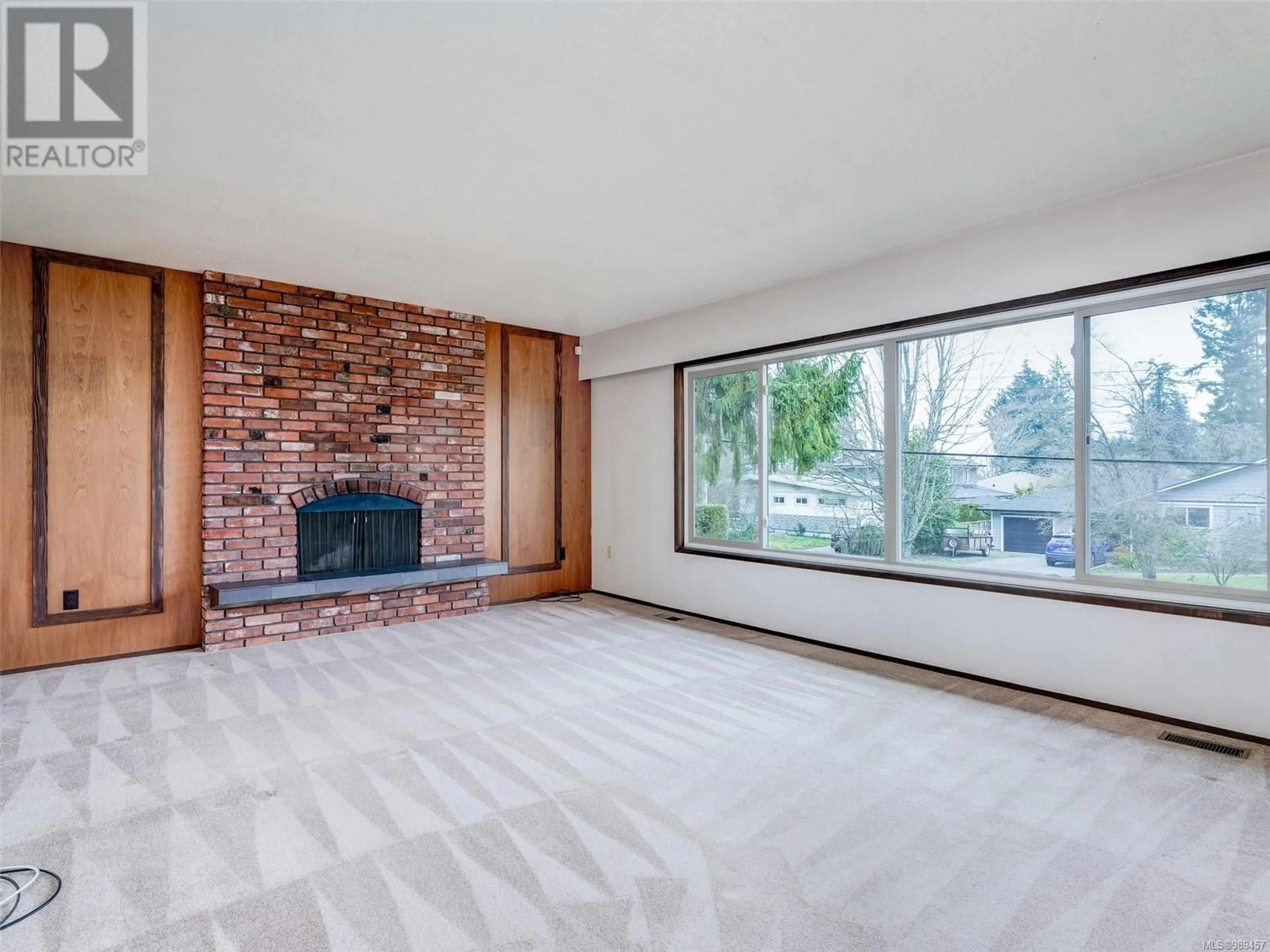 Living room with furniture, unknown for 2421 Meadowland Dr, Central Saanich British Columbia V8Z5P6