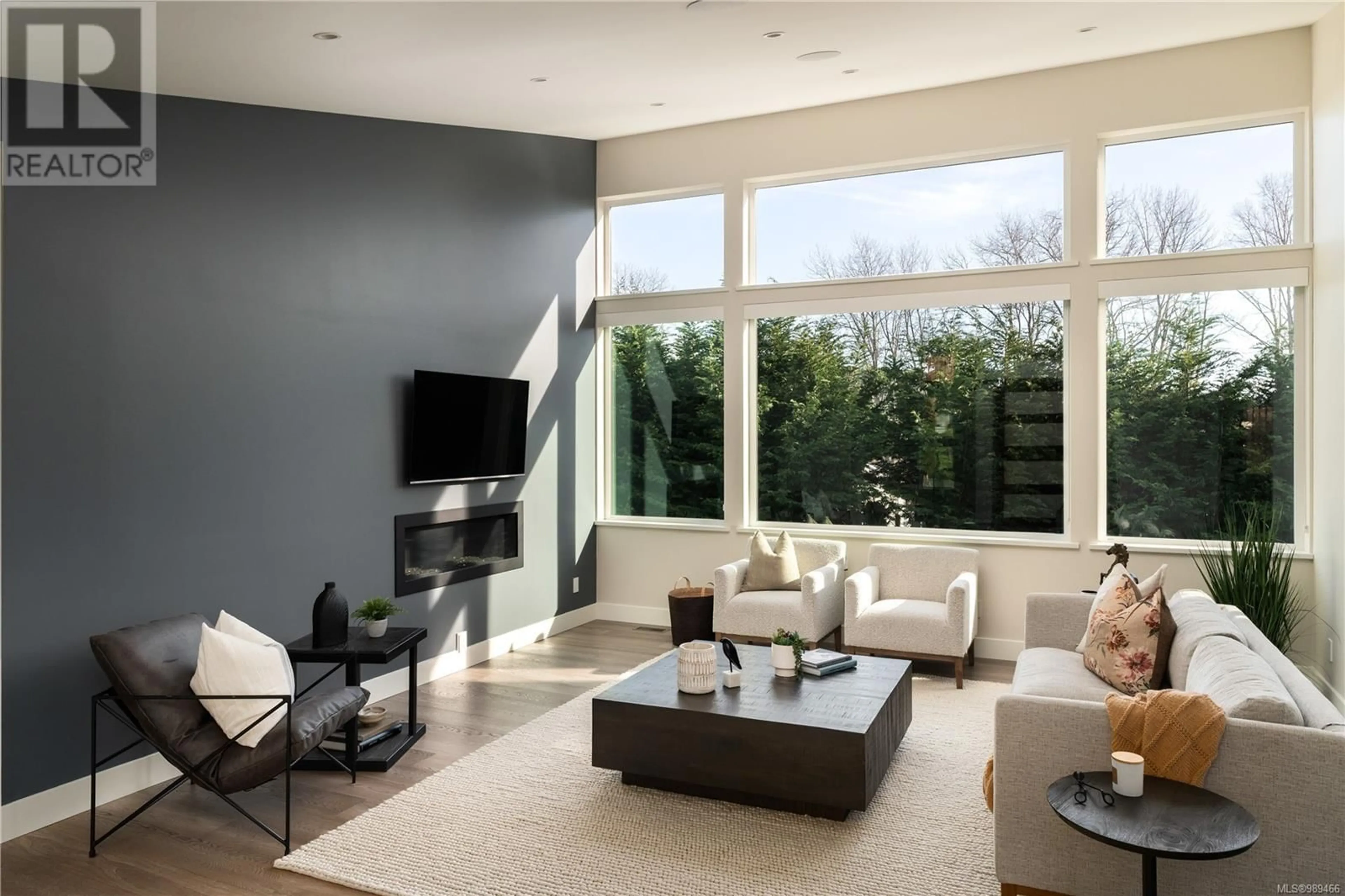 Living room with furniture, unknown for 827 ROYAL OAK AVENUE, Saanich British Columbia V8X3T3