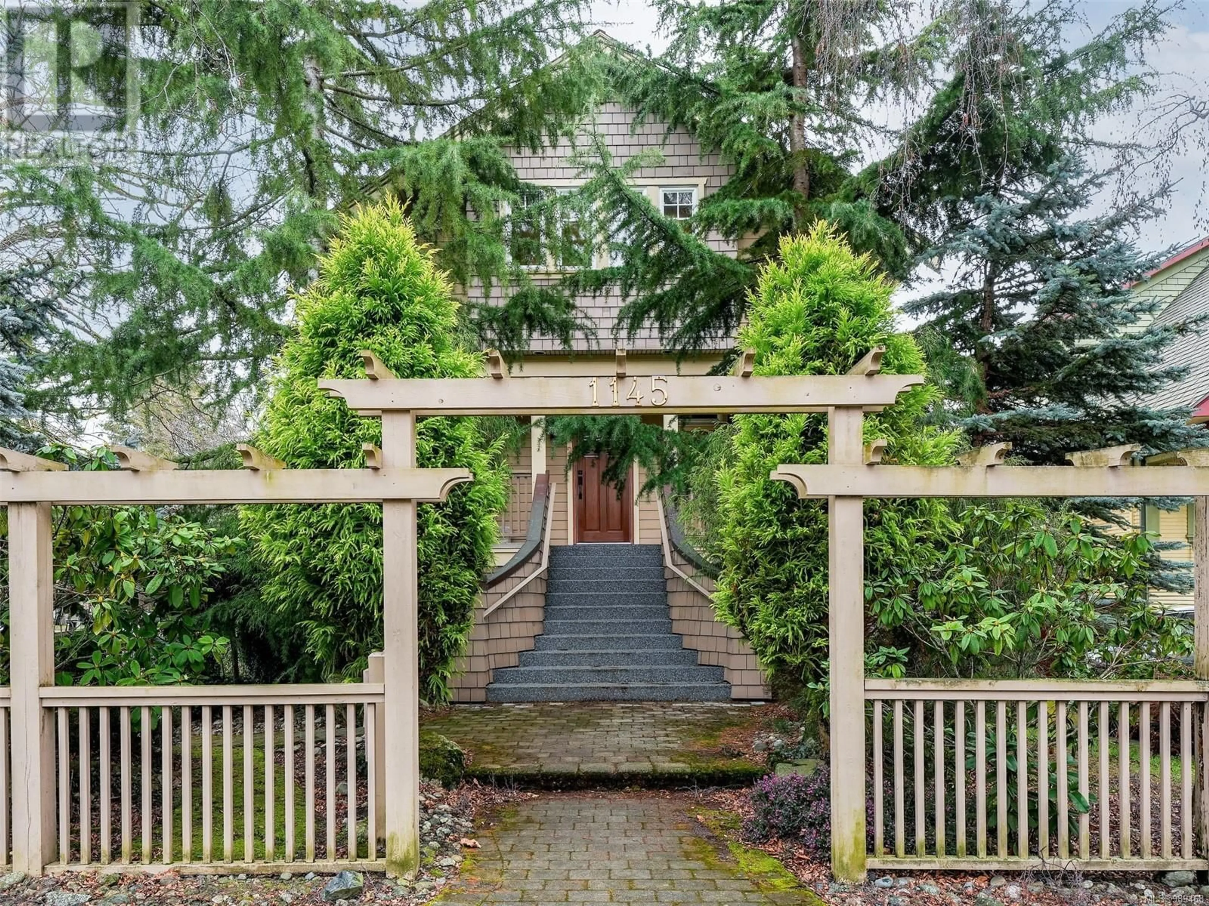 Indoor entryway for 3 1145 Oscar St, Victoria British Columbia V8V2X3