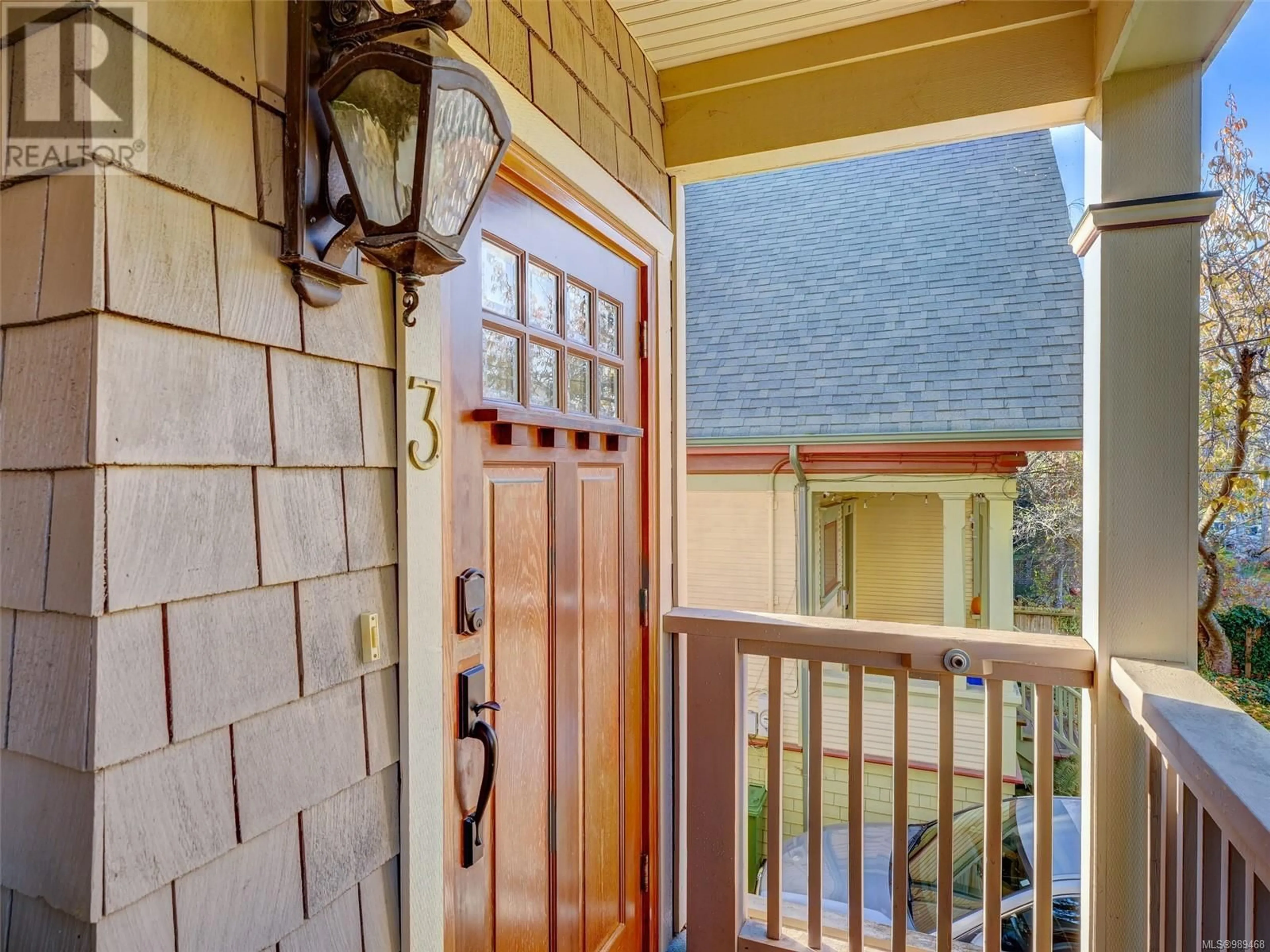 Indoor entryway for 3 1145 Oscar St, Victoria British Columbia V8V2X3