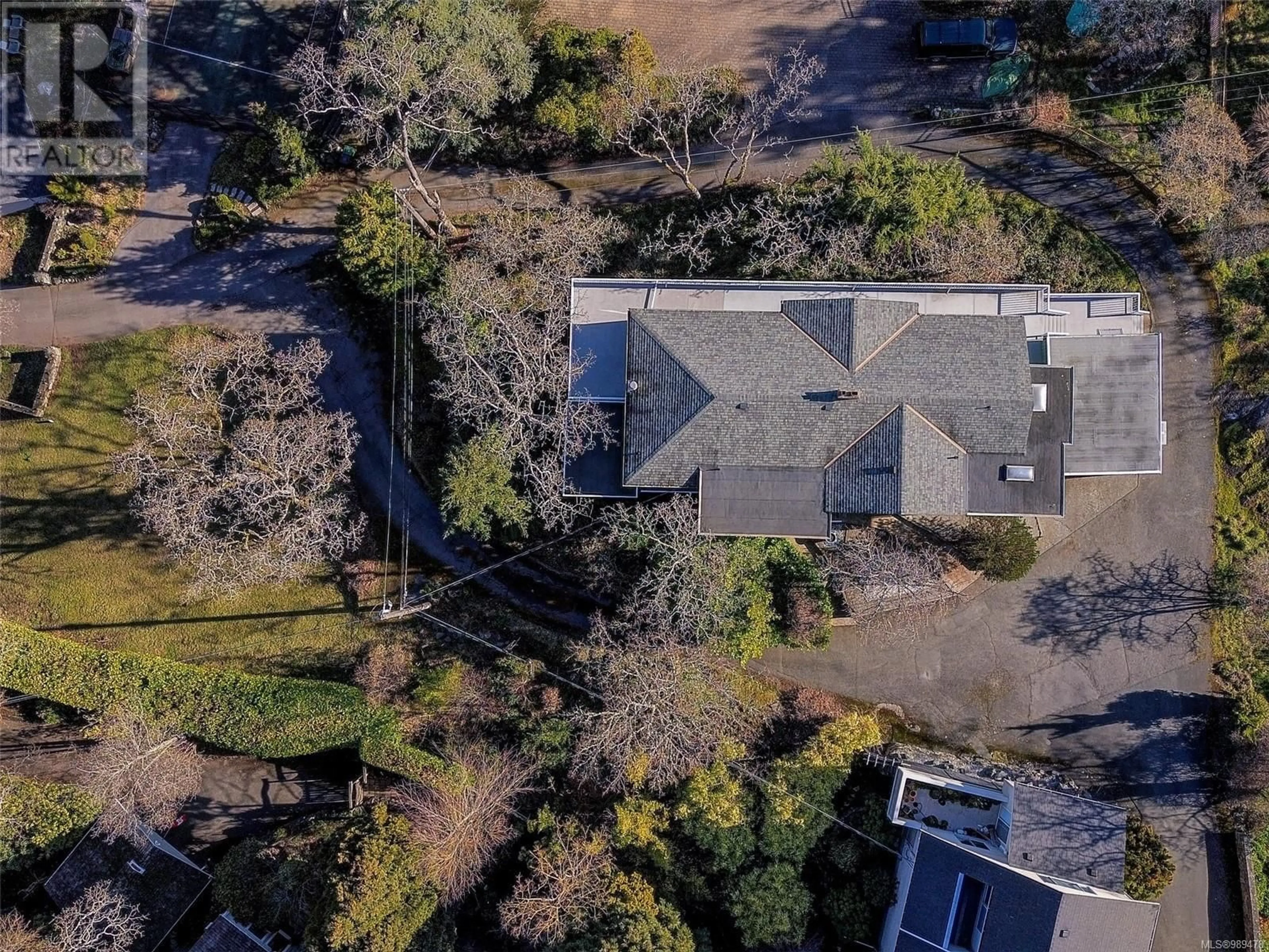 A pic from outside/outdoor area/front of a property/back of a property/a pic from drone, unknown for 954 Terrace Ave, Victoria British Columbia V8S3V3