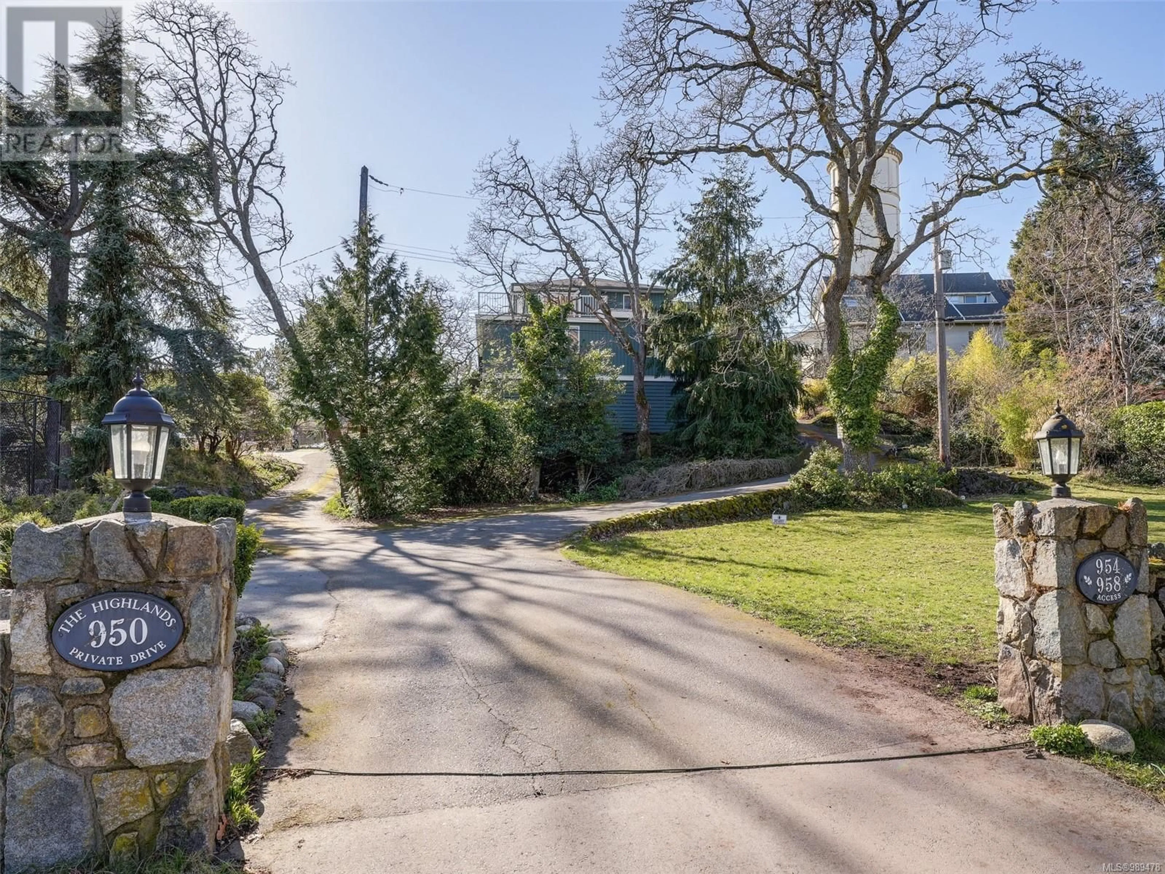 A pic from outside/outdoor area/front of a property/back of a property/a pic from drone, street for 954 Terrace Ave, Victoria British Columbia V8S3V3