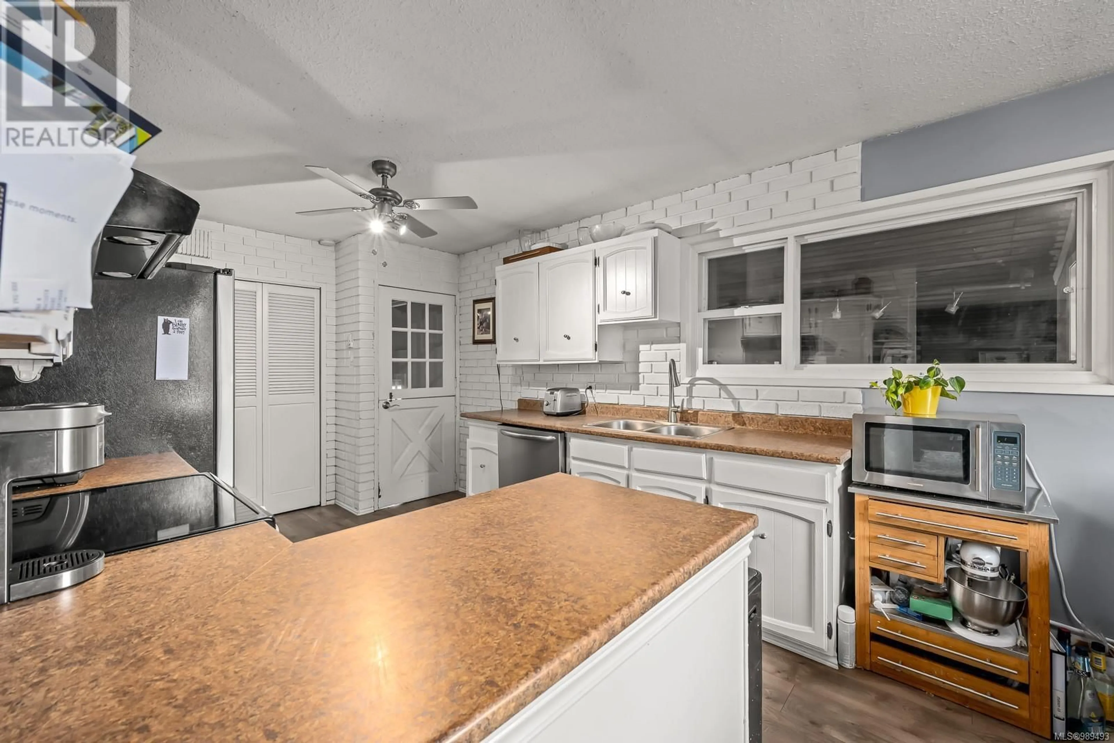 Open concept kitchen, ceramic/tile floor for 1702 Noel Ave, Comox British Columbia V9M2L7