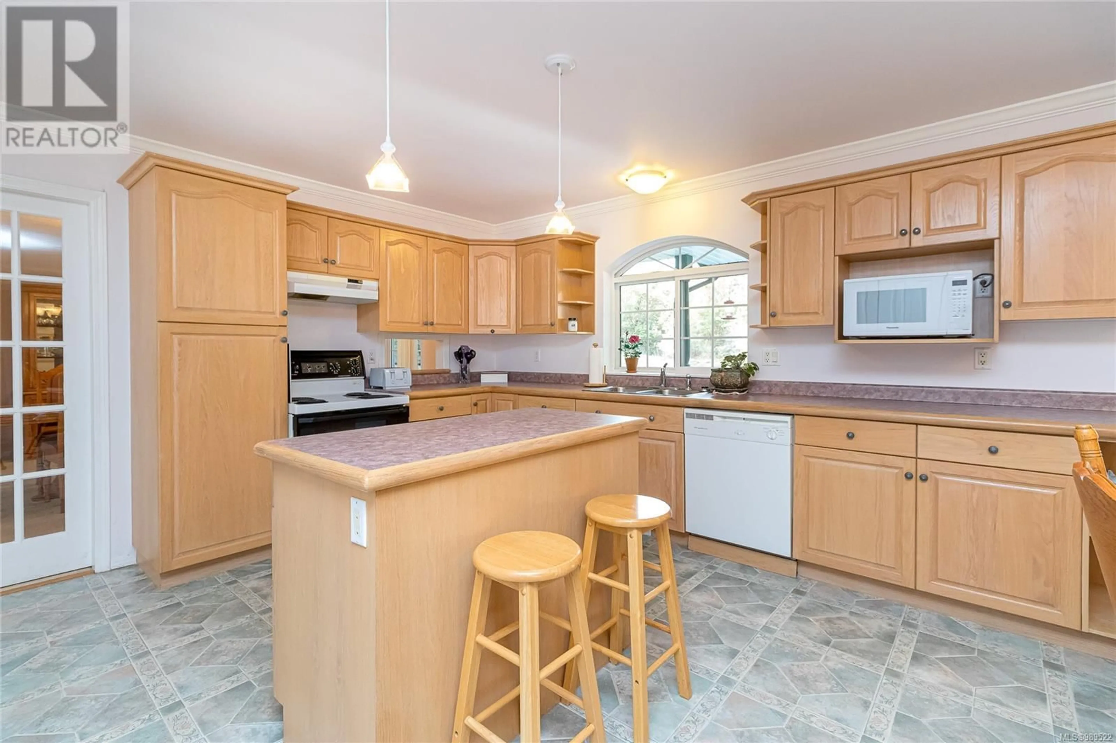 Open concept kitchen, unknown for 750 Caleb Pike Rd, Highlands British Columbia V9B6G5