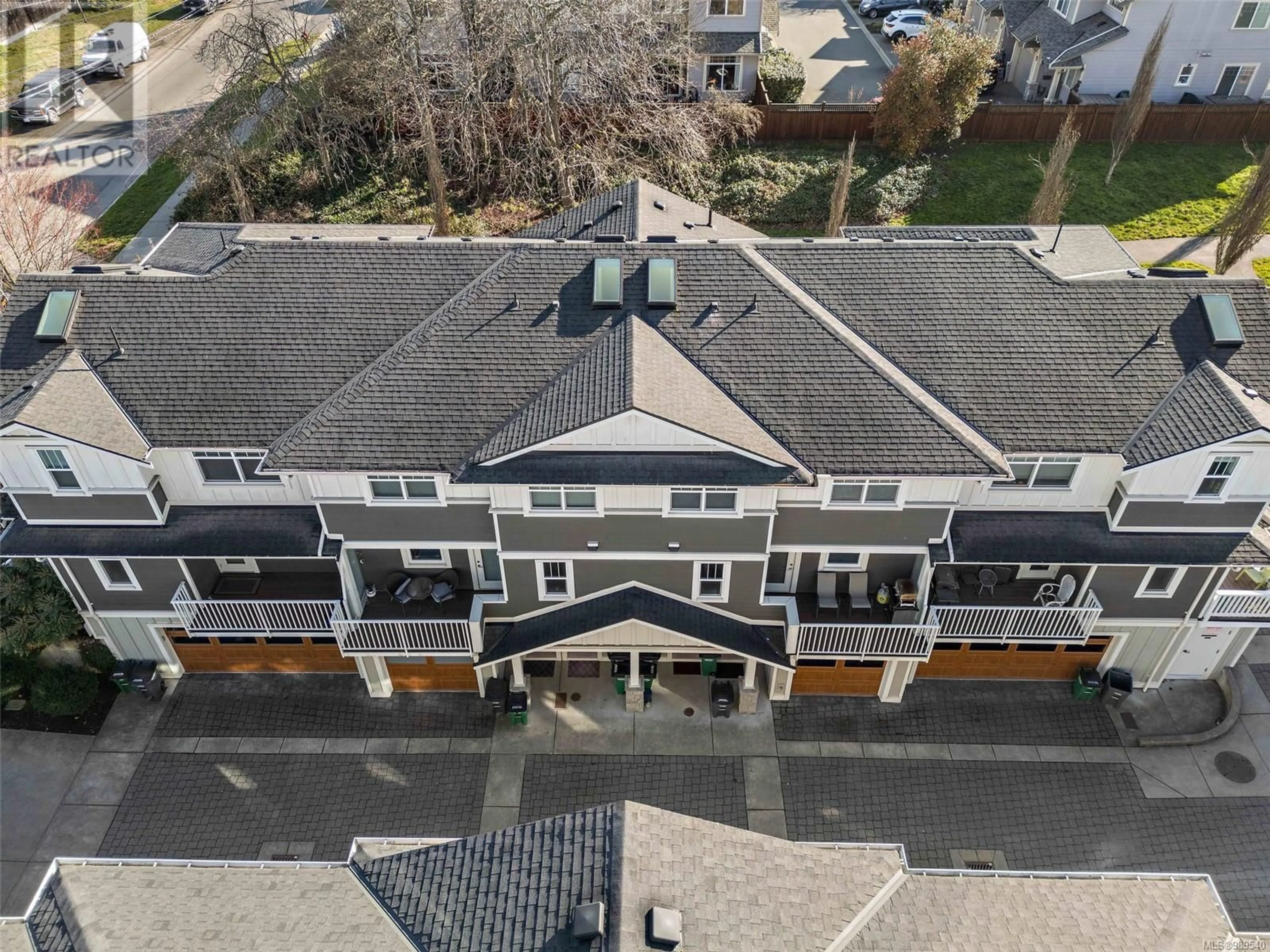 A pic from outside/outdoor area/front of a property/back of a property/a pic from drone, building for 3 3356 Whittier Ave, Saanich British Columbia V8Z3P9