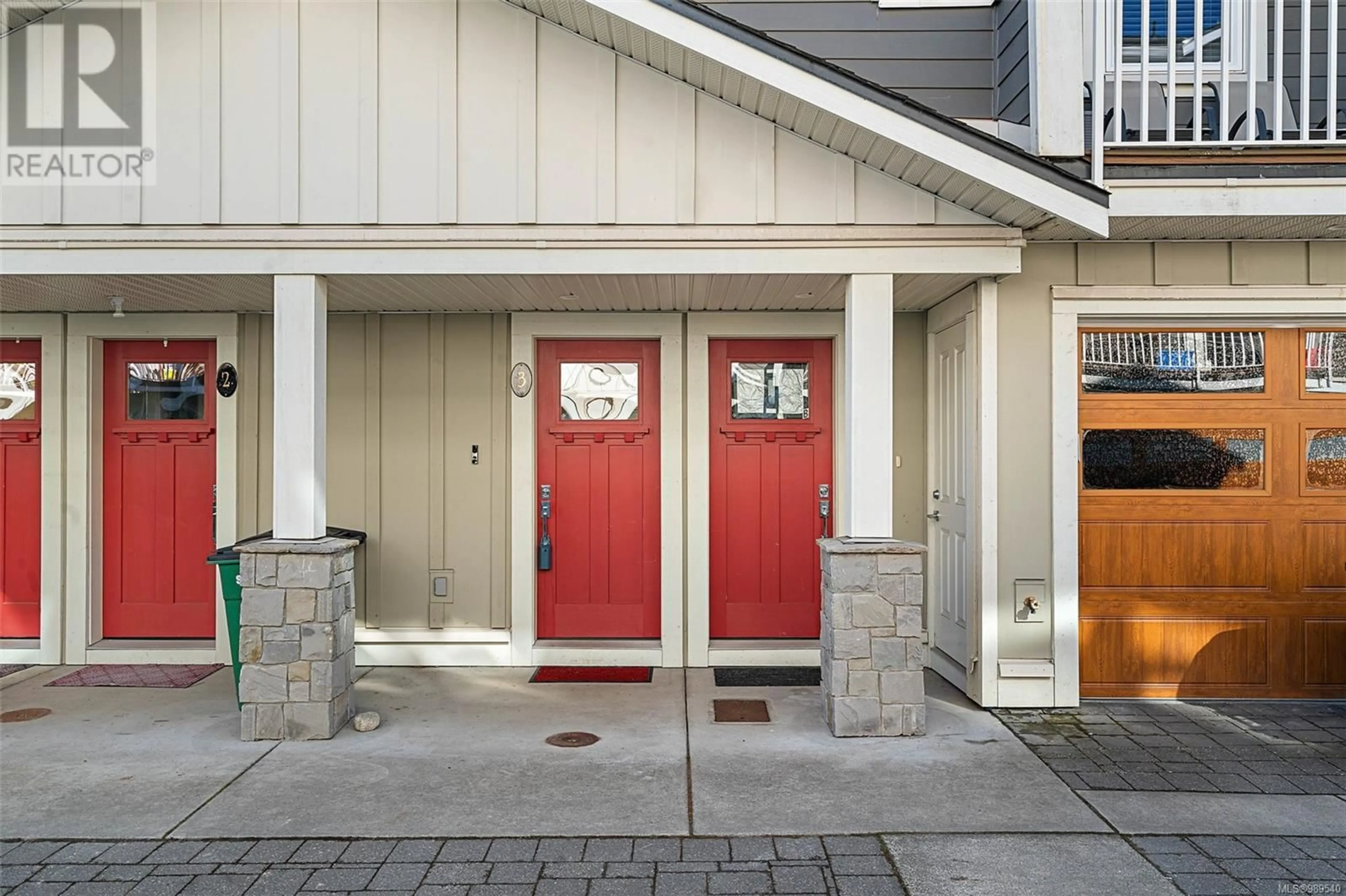 Indoor entryway for 3 3356 Whittier Ave, Saanich British Columbia V8Z3P9