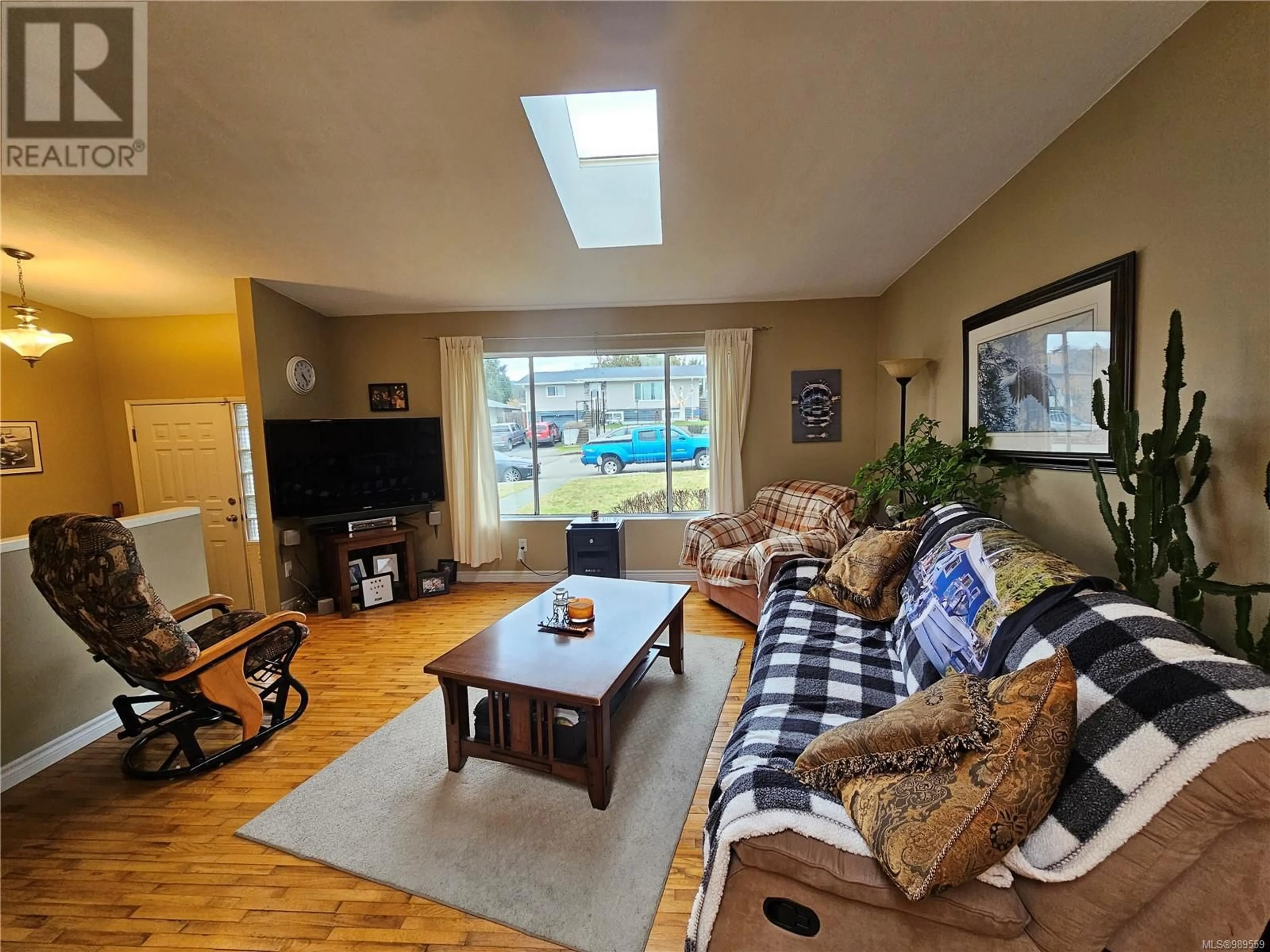 Living room with furniture, wood/laminate floor for 2868 14TH AVENUE, Port Alberni British Columbia V9Y2X5