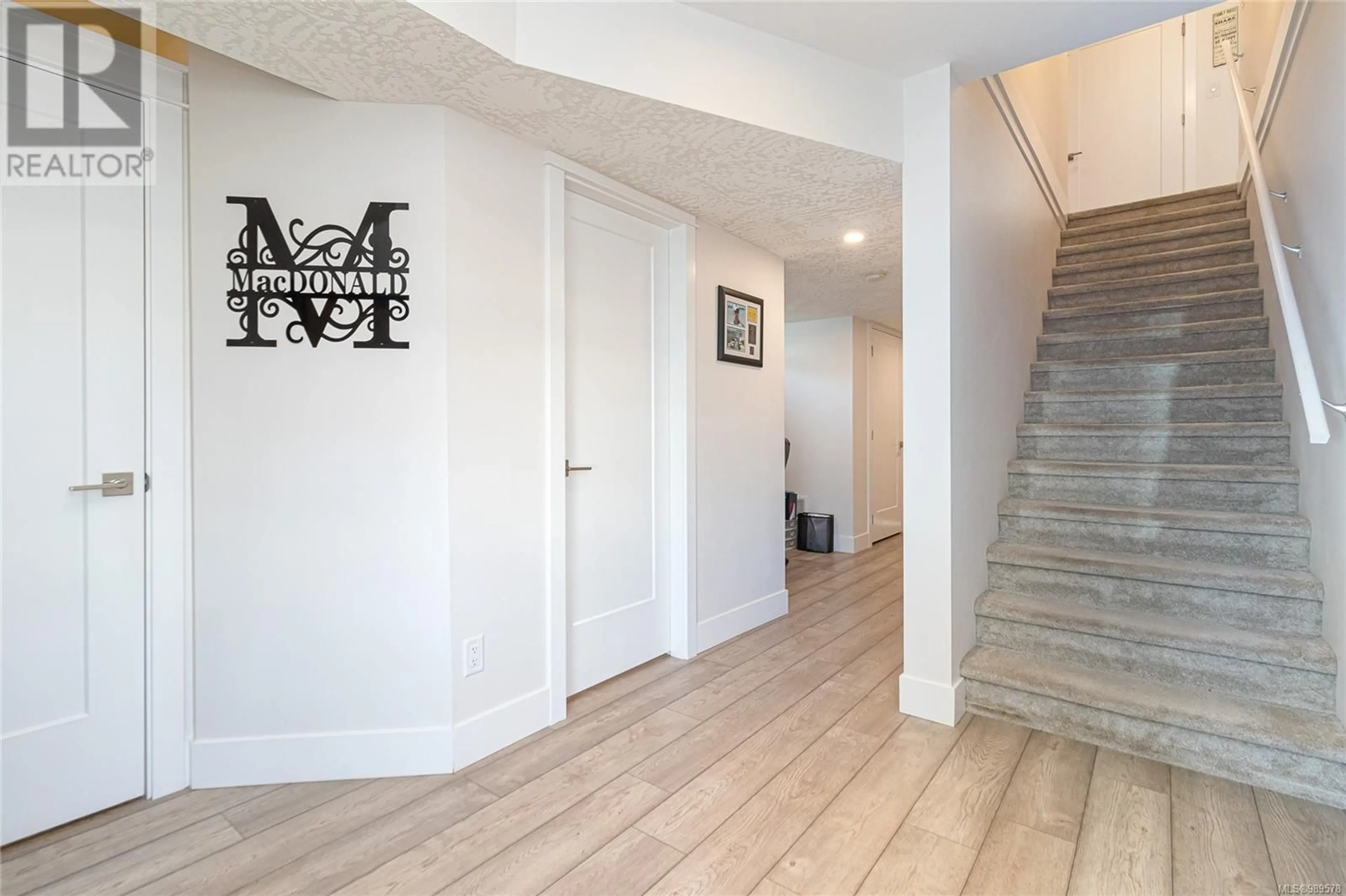 Indoor entryway for 965 Walfred Rd, Langford British Columbia V9C2P3