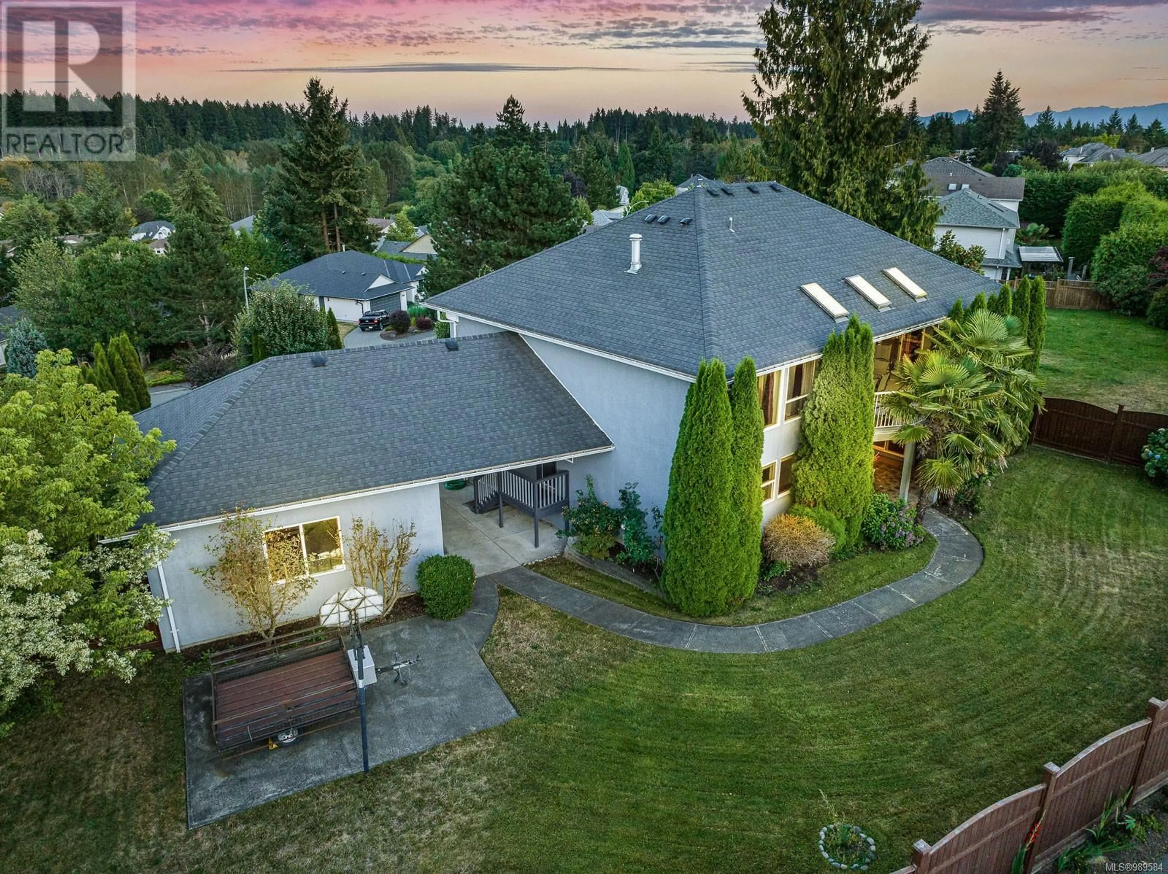 A pic from outside/outdoor area/front of a property/back of a property/a pic from drone, unknown for 1697 SWAN CRESCENT, Courtenay British Columbia V9N9A7