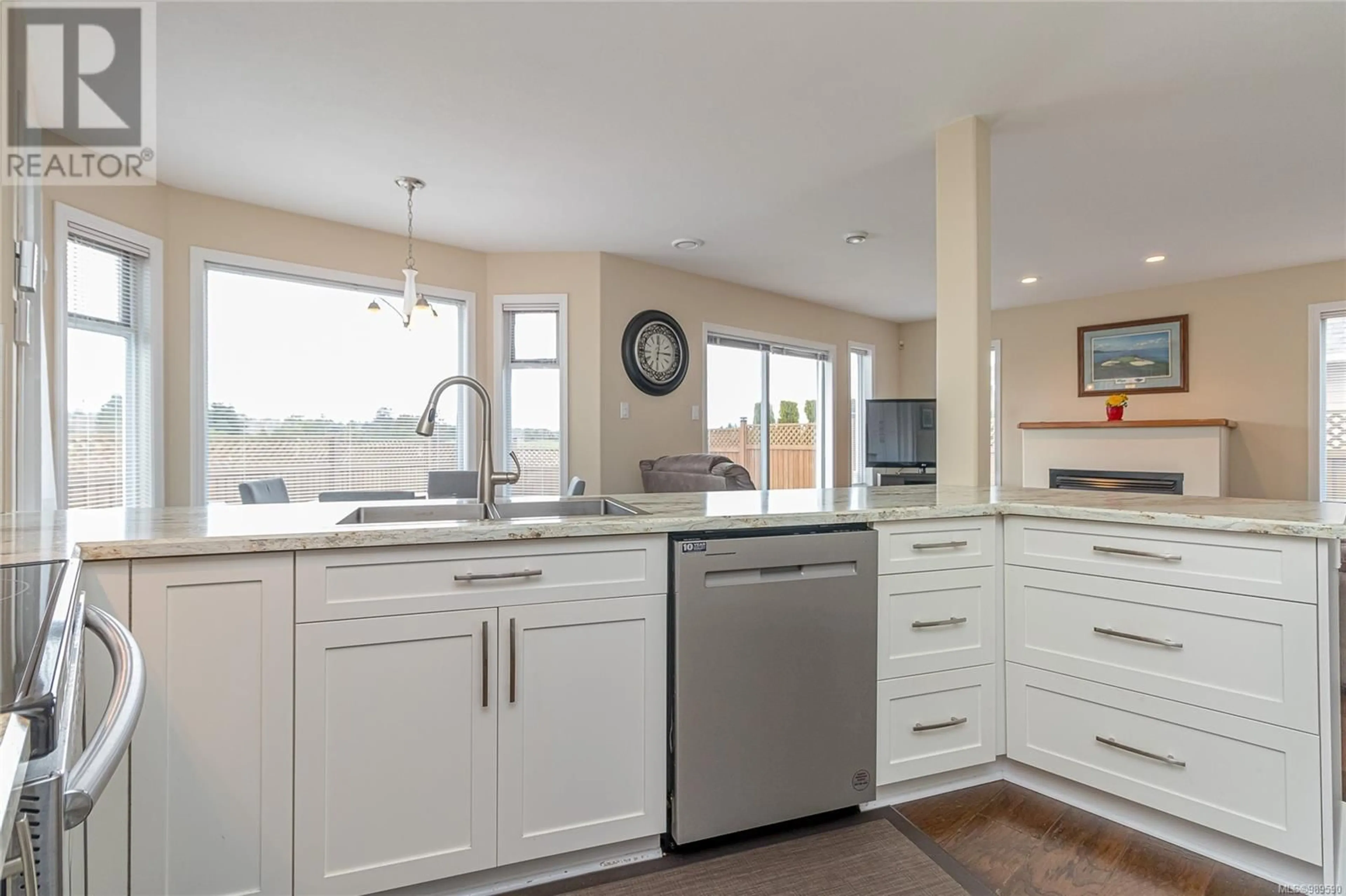 Open concept kitchen, ceramic/tile floor for 639 EAGLE TREE CLOSE, Parksville British Columbia V9P2N9