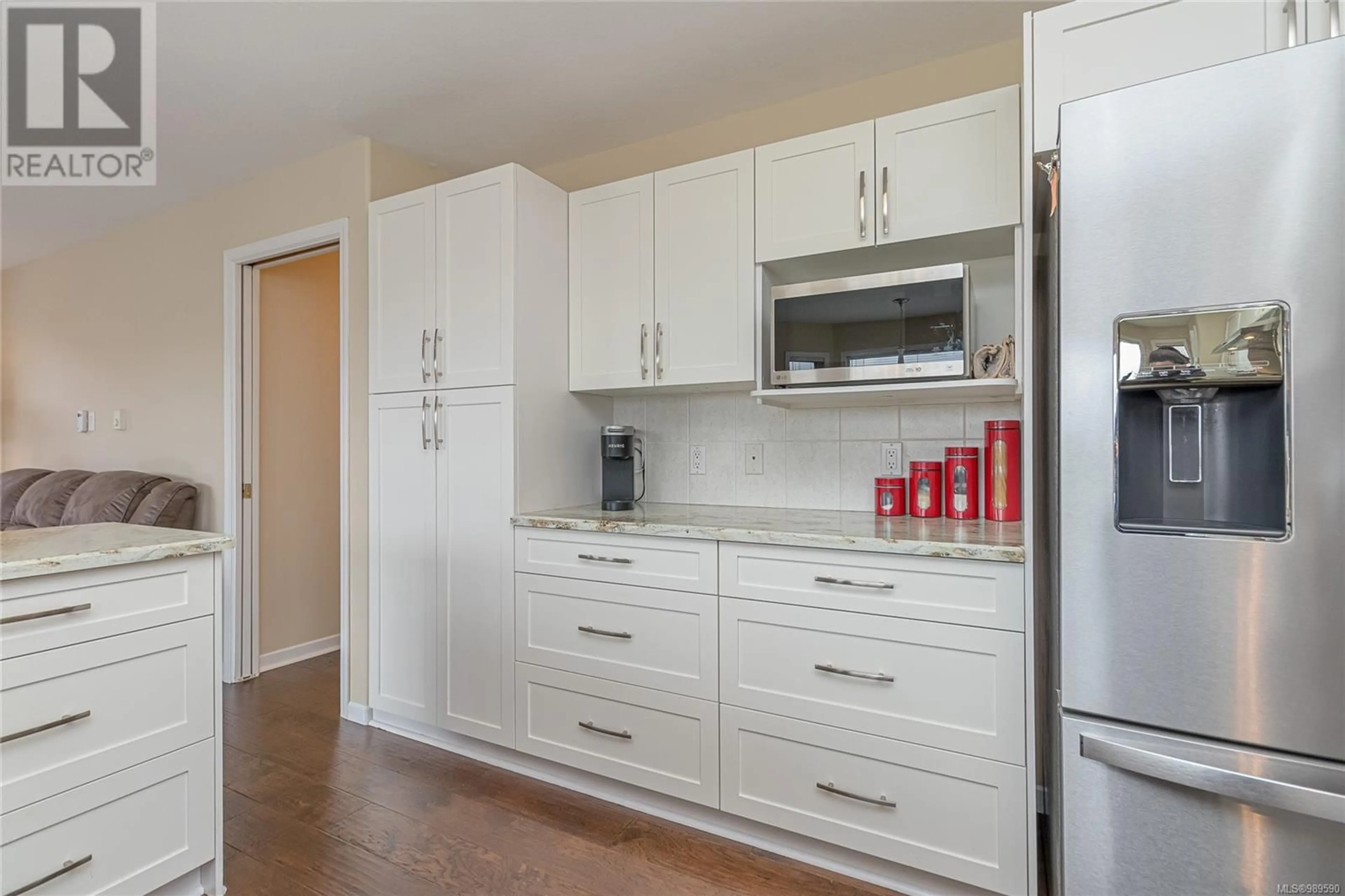 Standard kitchen, wood/laminate floor for 639 EAGLE TREE CLOSE, Parksville British Columbia V9P2N9