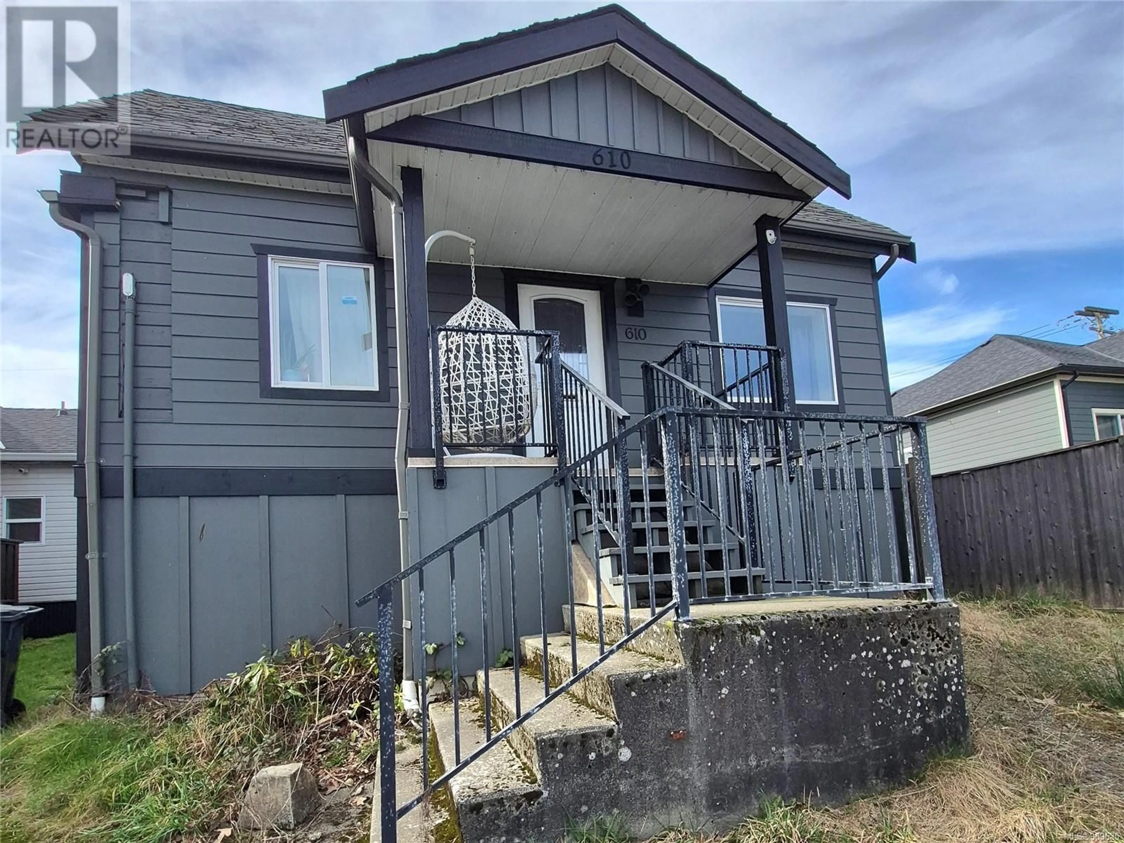 Home with vinyl exterior material, street for 610 Nicol St, Nanaimo British Columbia V9R4T9