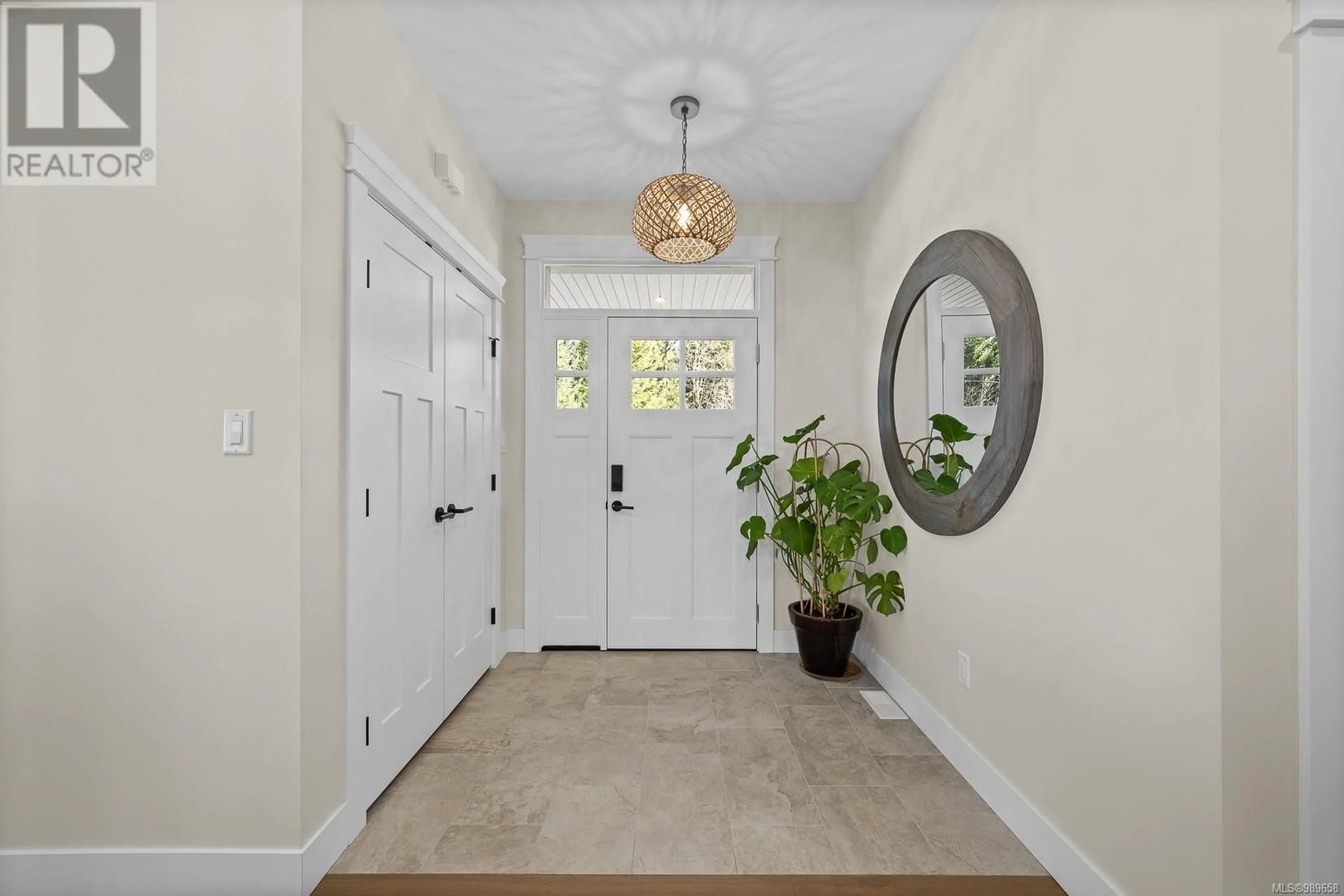 Indoor entryway for 4017 Buckstone Rd, Courtenay British Columbia V9N0B4